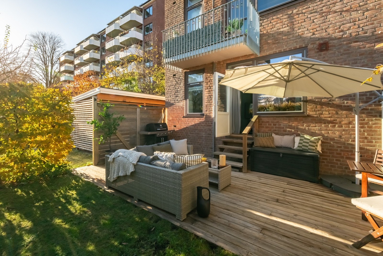 Denne herlige terrassen byr på 23 deilige kvadrat, i tillegg til plen, og det er derfor rikelig med boltreplass. Galleribilde