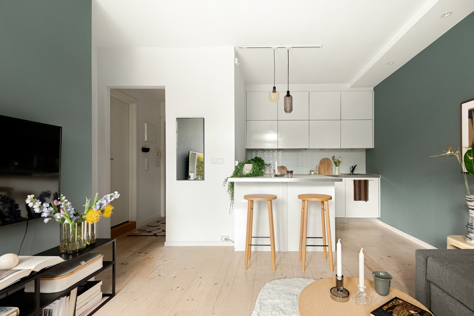 Kjøkkenet er i åpen løsning med stuen og er svært godt utnyttet. Galleribilde