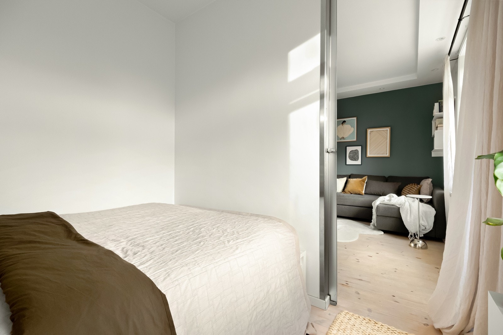 Soverommet har adkomst fra stuen, og er adskilt med lekker skyvedør i frostet glass. Galleribilde