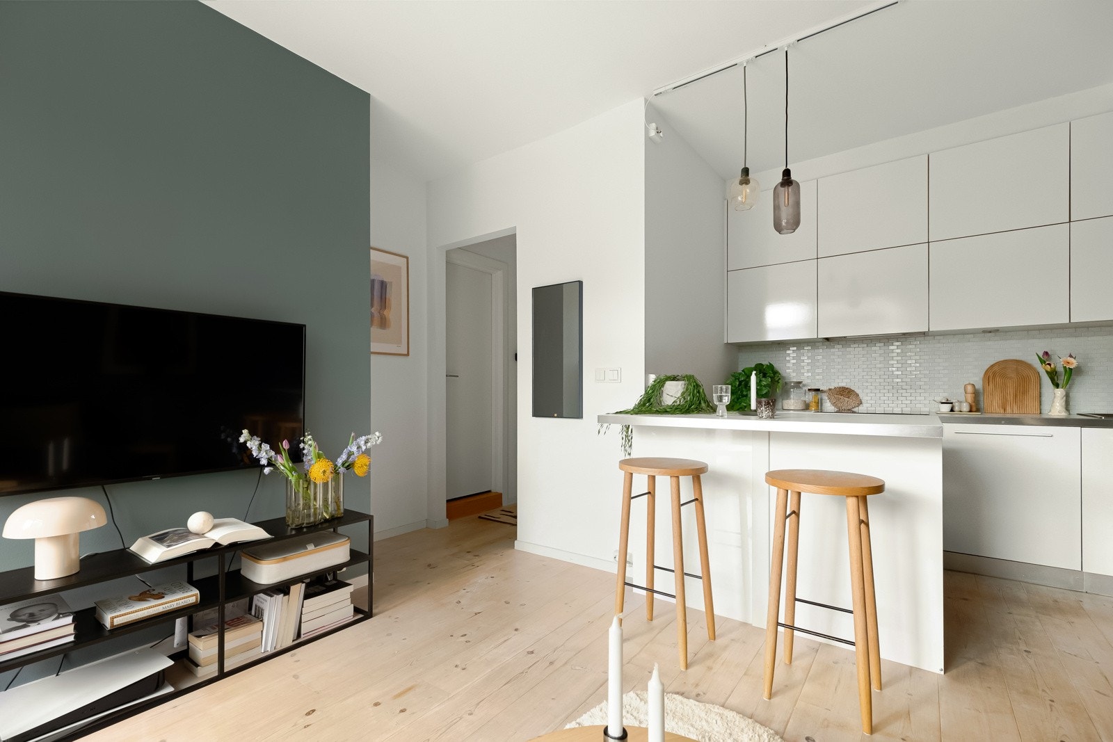 Tv-en har sin naturlige plassering vis-à-vis sofaen. Galleribilde