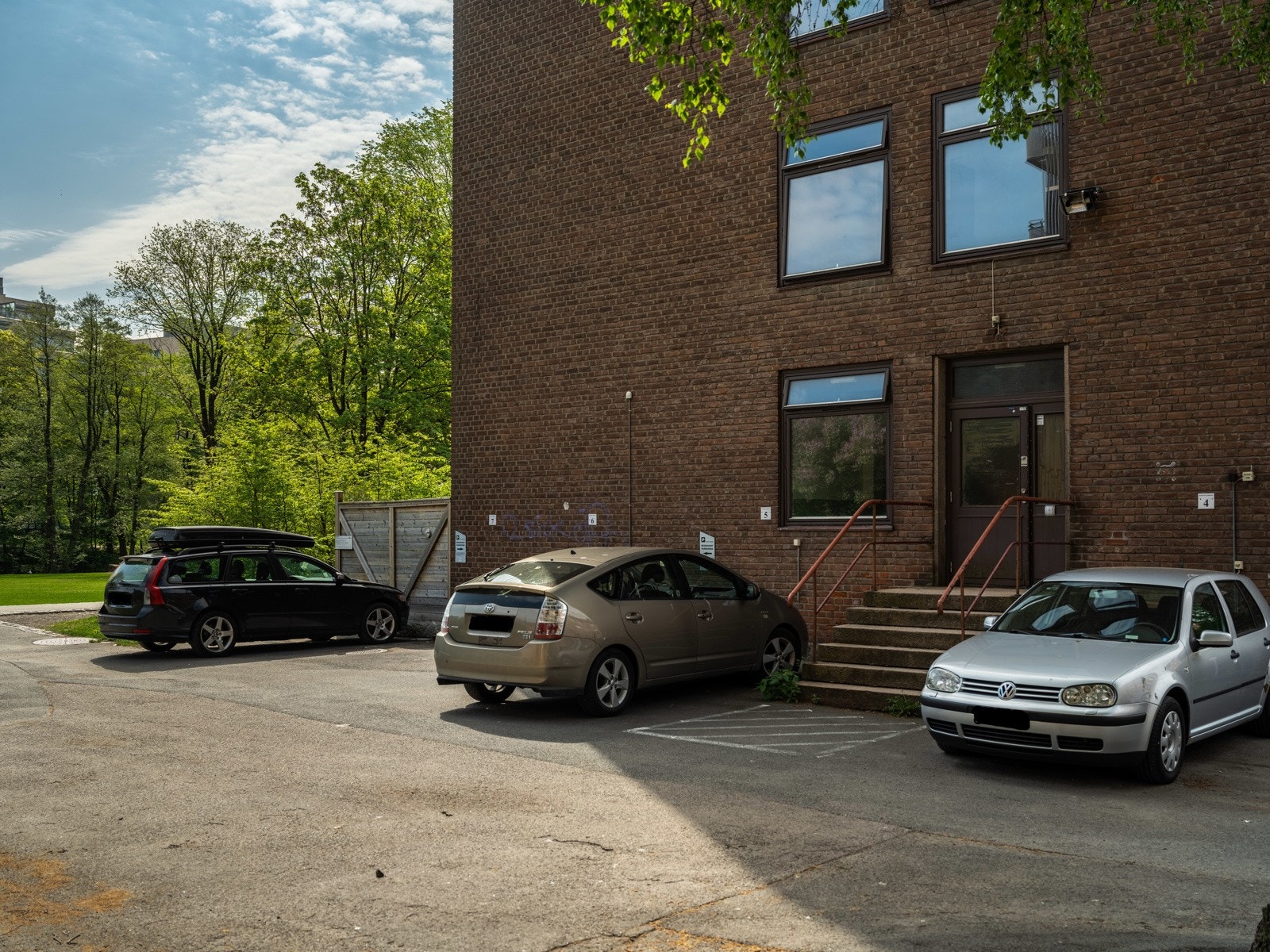 Det er mulig å leie parkeringsplass for kr. 450,- i mnd etter venteliste. Det påløper administrasjonsgebyr ved tildeling av plass. Galleribilde