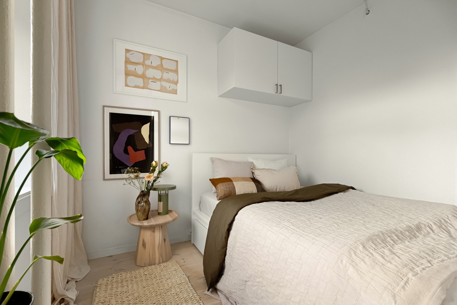 Soverommet er lyst og innbydende. Rommet er innredet med seng 150 cm bred, veggskap og nattbord. Galleribilde