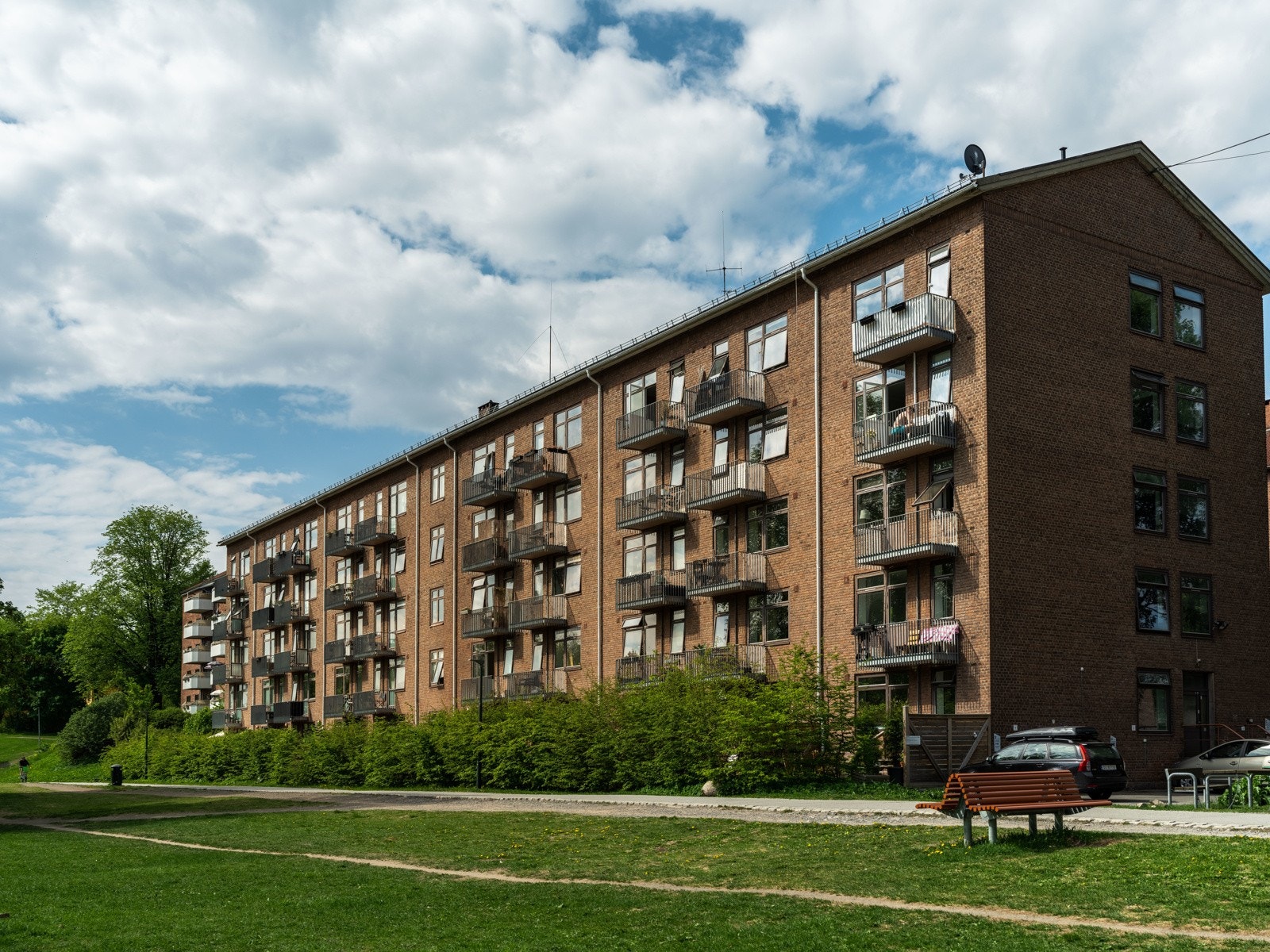 Borettslaget har en svært rolig og tilbaketrukket beliggenhet i idylliske grøntområder. Galleribilde