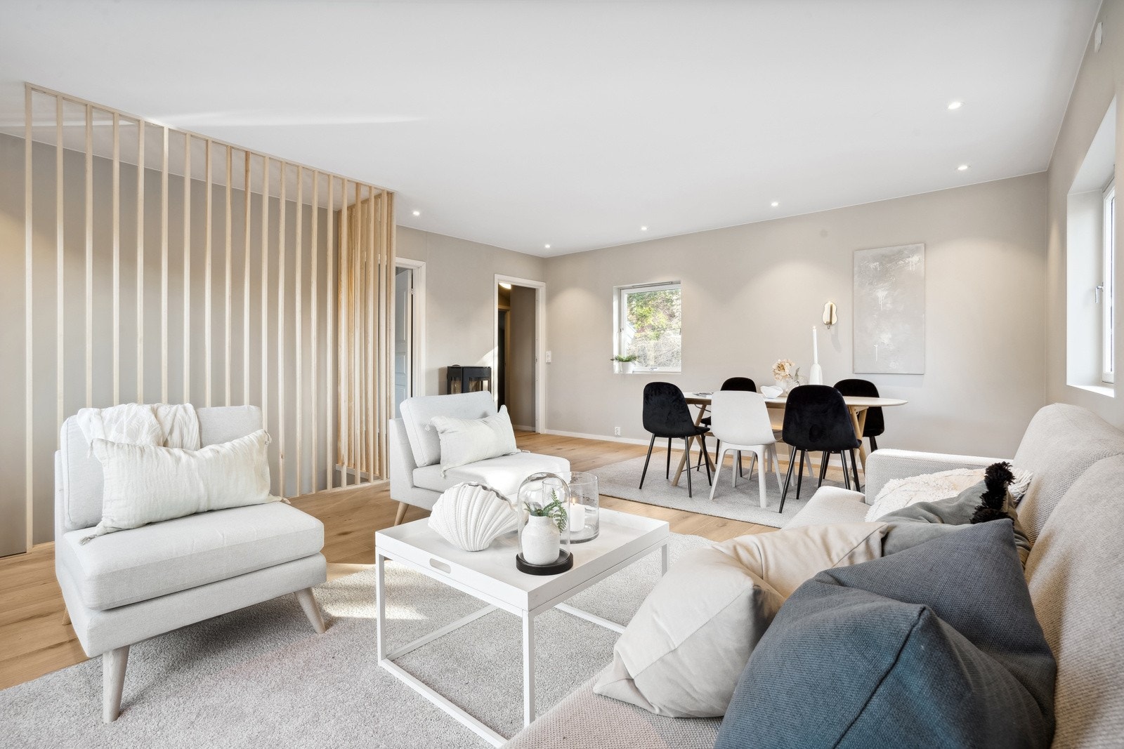Stuen har downlights i tak. Galleribilde