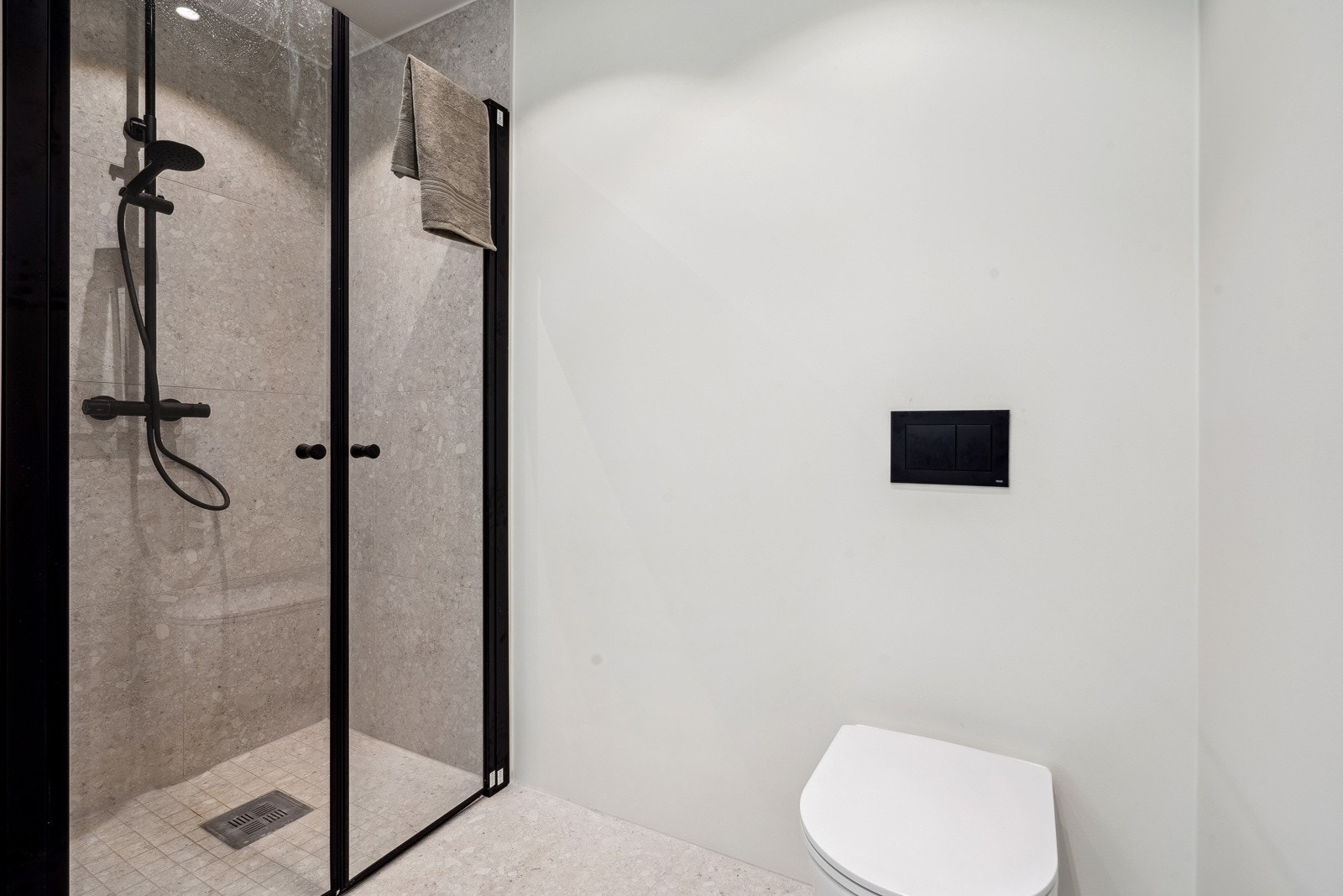 Badet er utstyrt med dusjkabinett, toalett, downlights i tak og gulvvarme. Galleribilde
