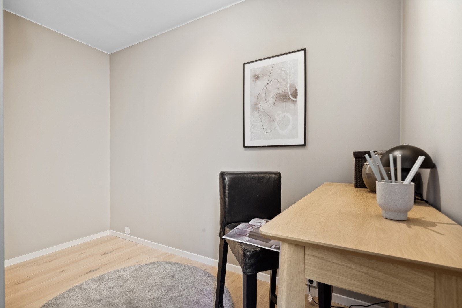 Det ene rommet er innredet som kontor, men kan brukes som soverom. Galleribilde