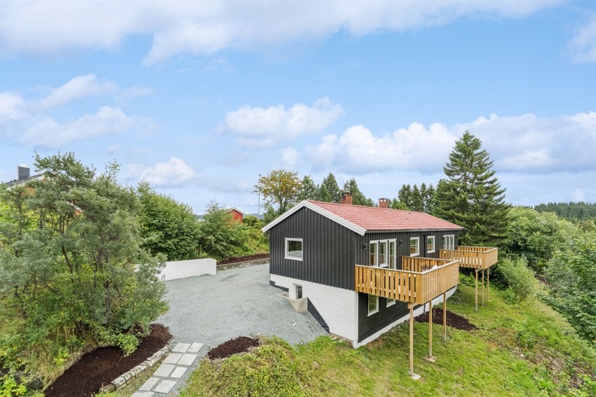 Endebeliggenhet bidrar til at boligen blir skjermet og har minimalt med innsyn. Galleribilde
