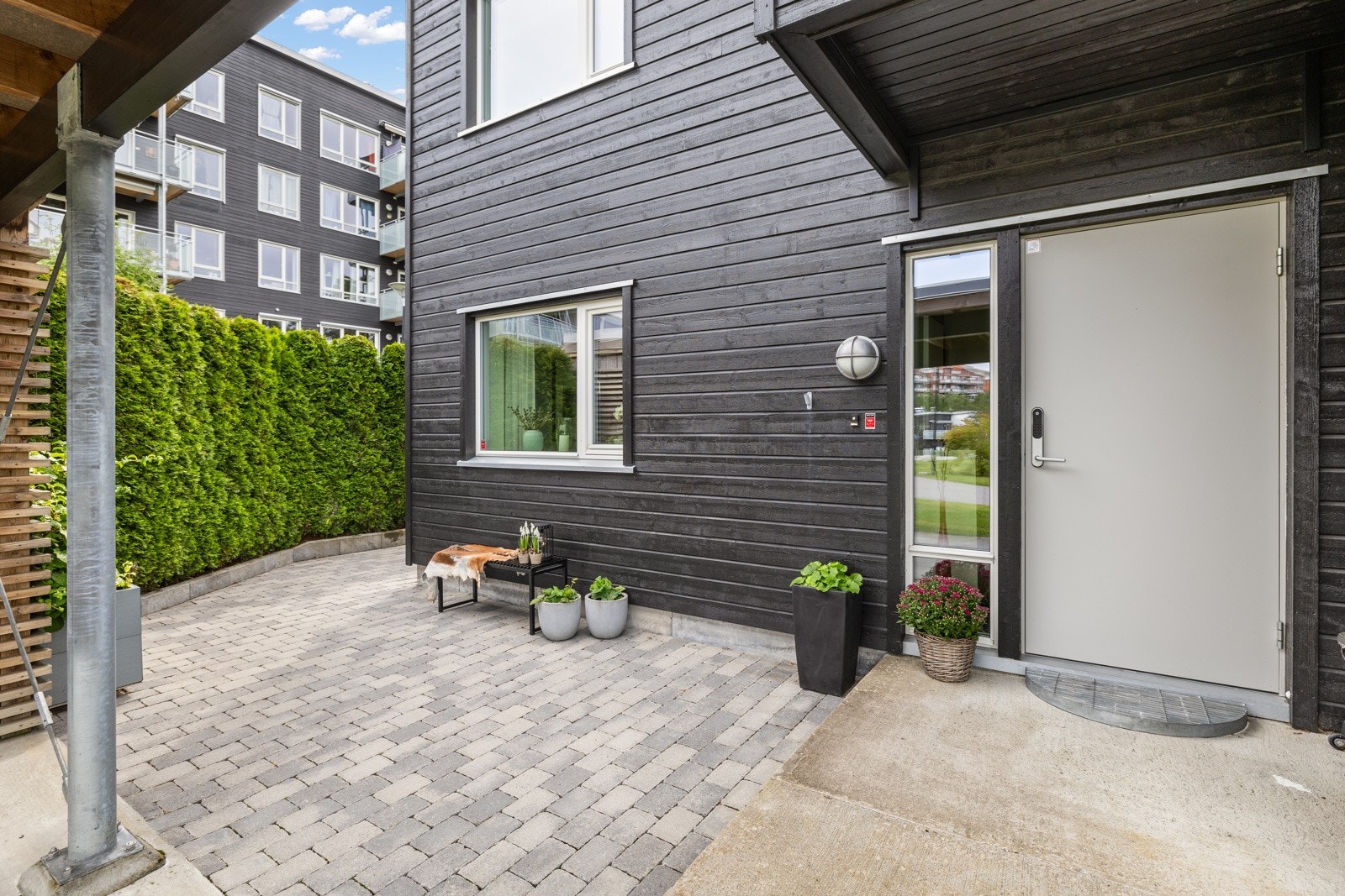 Hyggelig inngangsparti. Bildet er tatt fra carport, der det også er en lukket bod på 5 kvm. Galleribilde