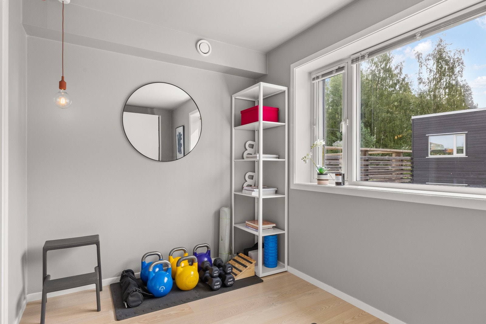 Soverom 2 av 3: Rommet brukes i dag som kombinert hjemmegym og gjesterom. Galleribilde