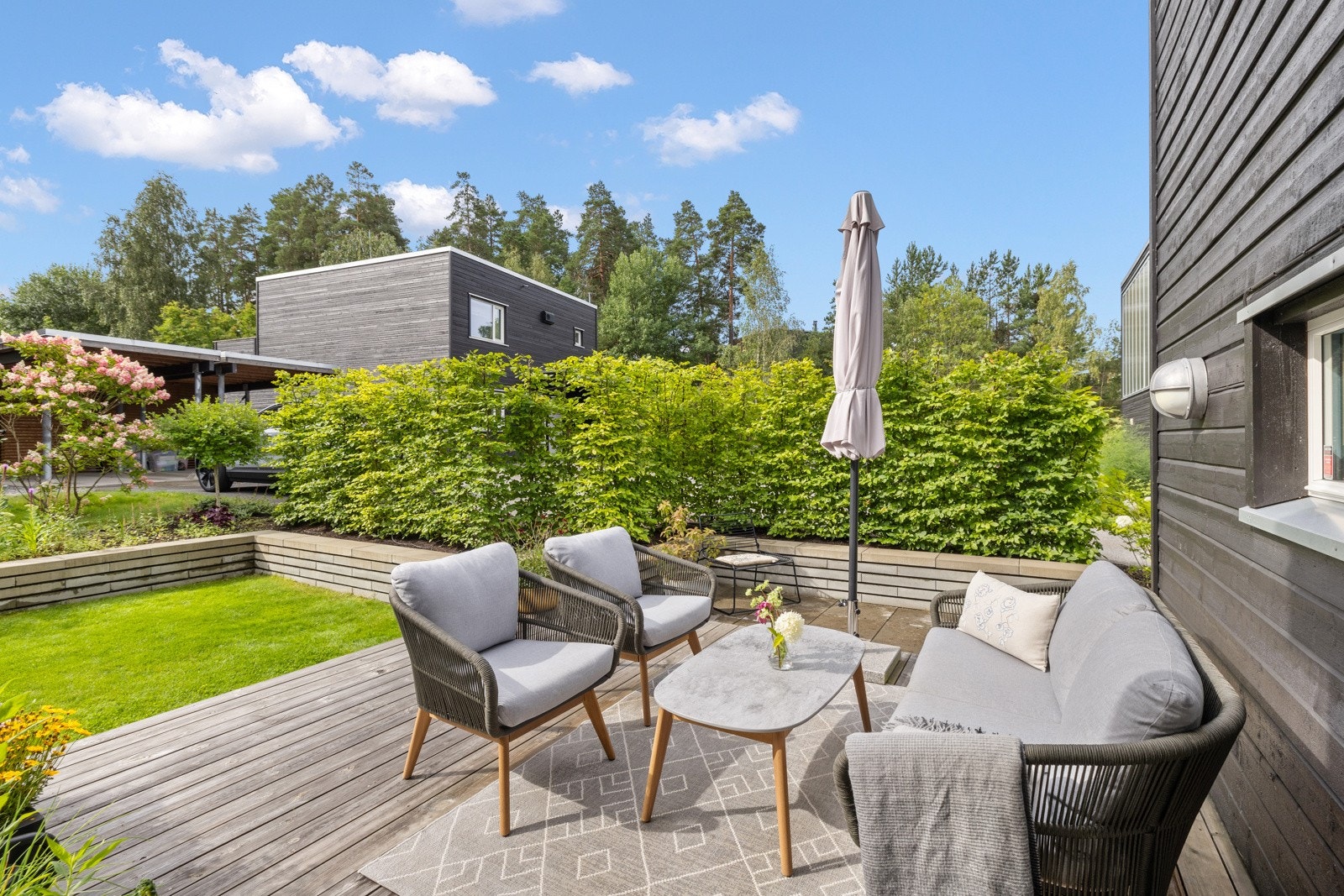 Romslig platting med god plass til sittegruppe Galleribilde