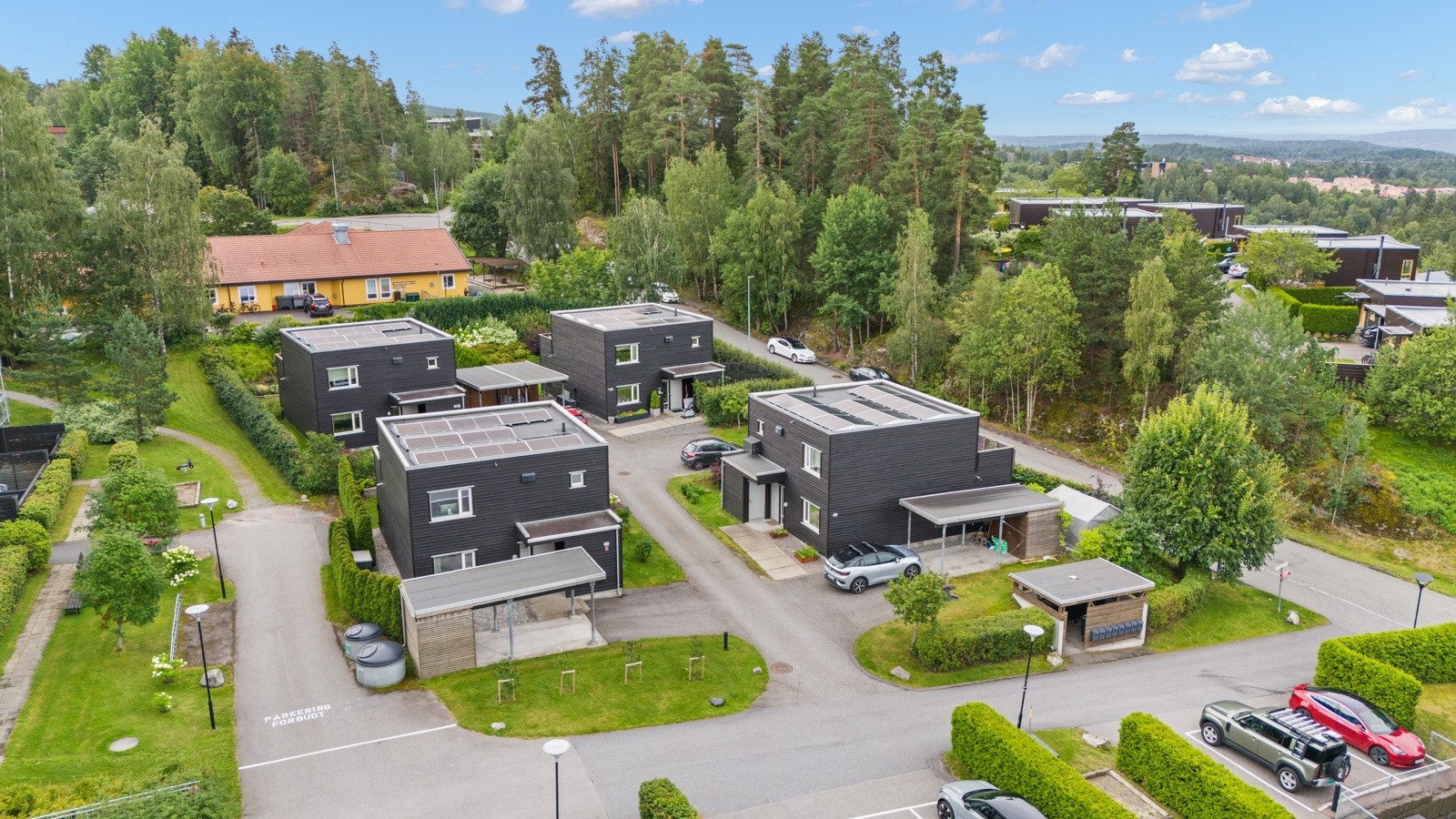 Landlige omgivelser i svært rolig og hyggelig nabolag. Galleribilde