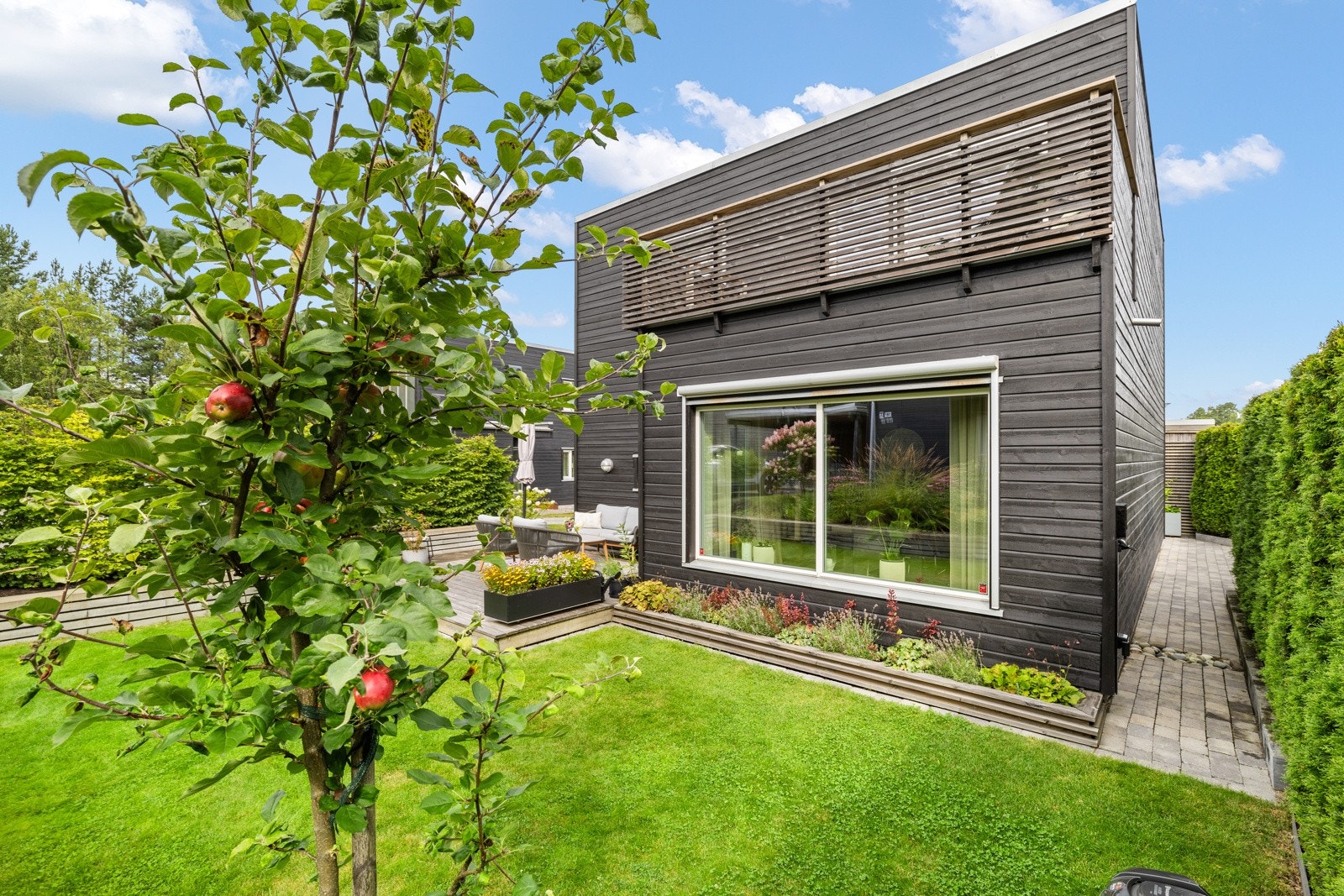 Nyere enebolig på 125 m² BRA med flott beliggenhet i blindvei | Idyllisk hage | Lavenergibolig | Solcellanlegg | Barnevennlig Galleribilde