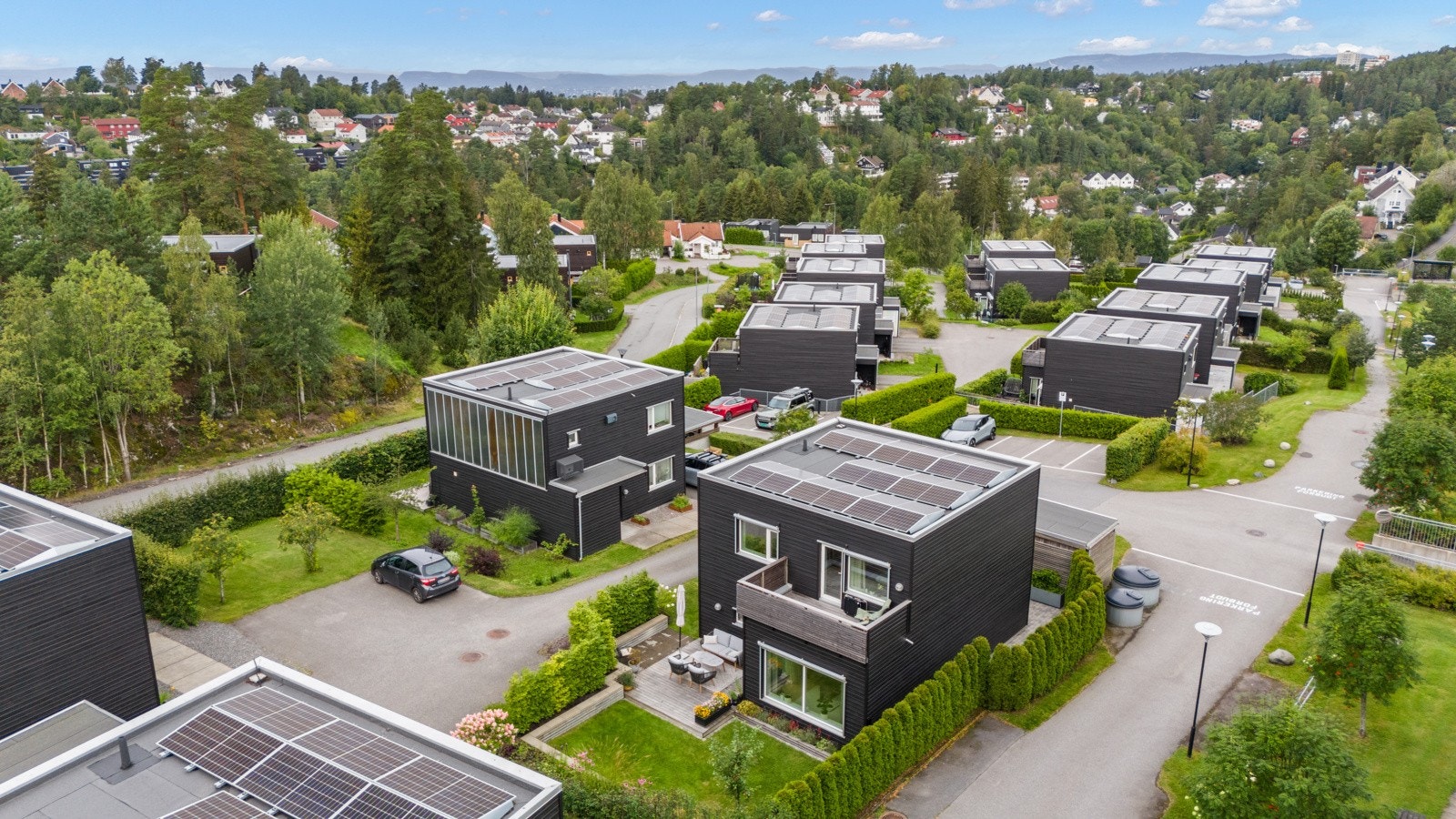 Boligen har en svært god beliggenhet på feltet, med stort og skjermet uteområde og avstand til omkringliggende hus. Galleribilde