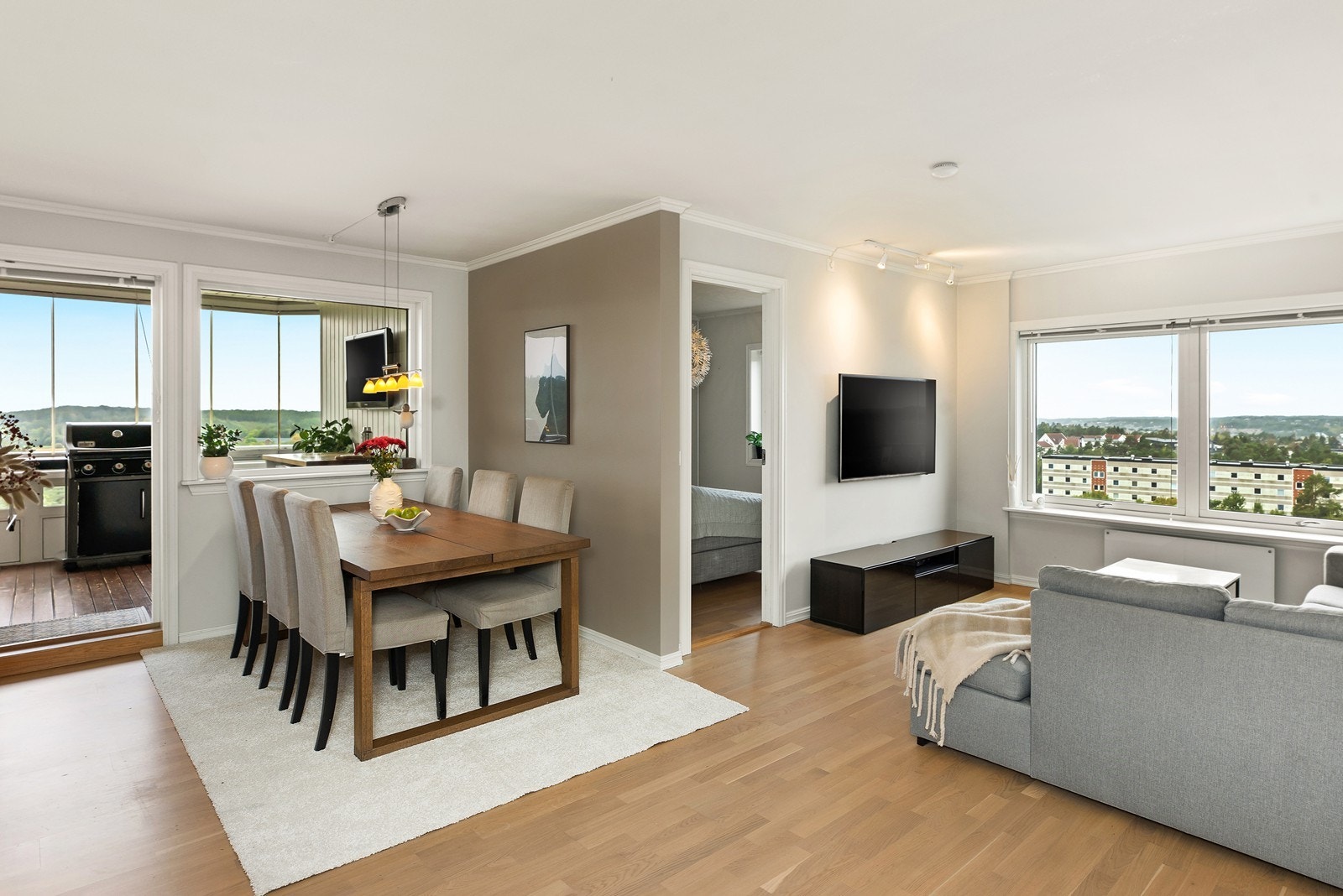 Fra stuen er det utgang til sydvendt innglasset balkong Galleribilde