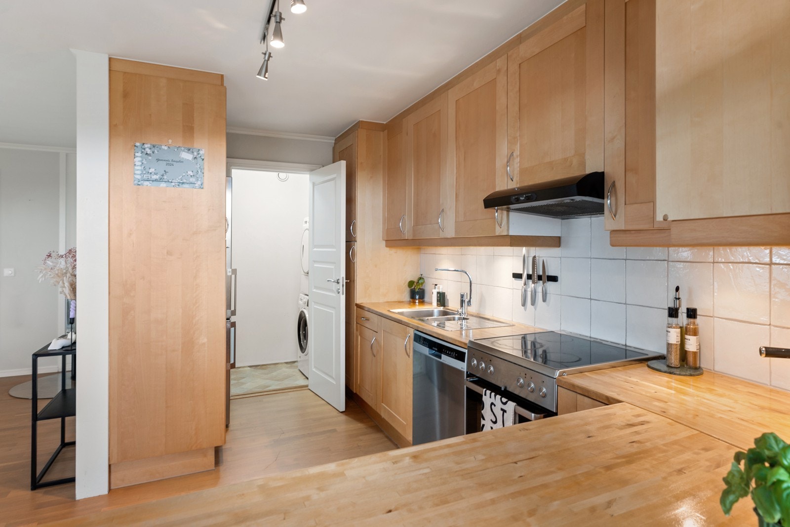 Det er kjøkkenventilator med avtrekk ut. Fra kjøkkenet er det også adkomst til vaskerom Galleribilde