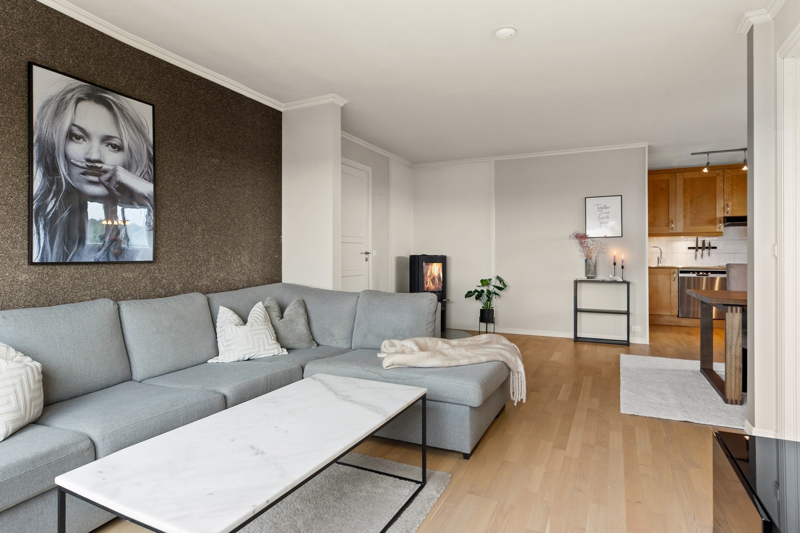 Leiligheten har en luftig stue med god plass til både sofa- og spisegruppe Galleribilde