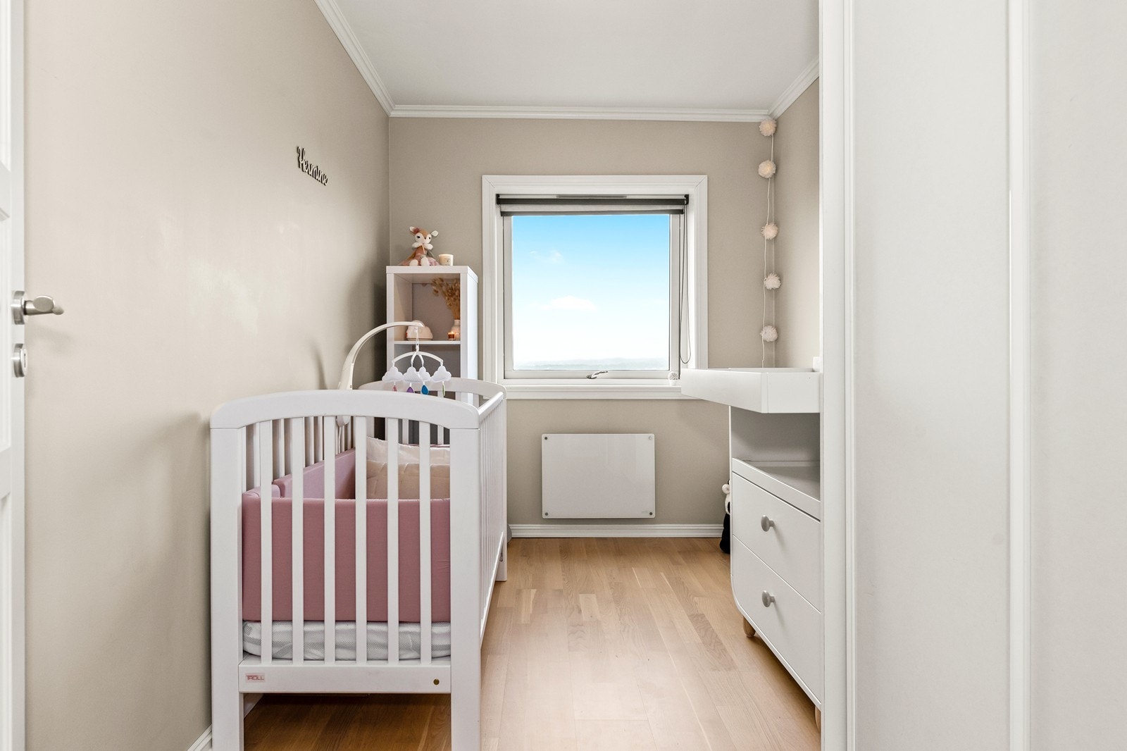 Soverom 2 er litt mindre og har også skyvedørsgarderobe Galleribilde