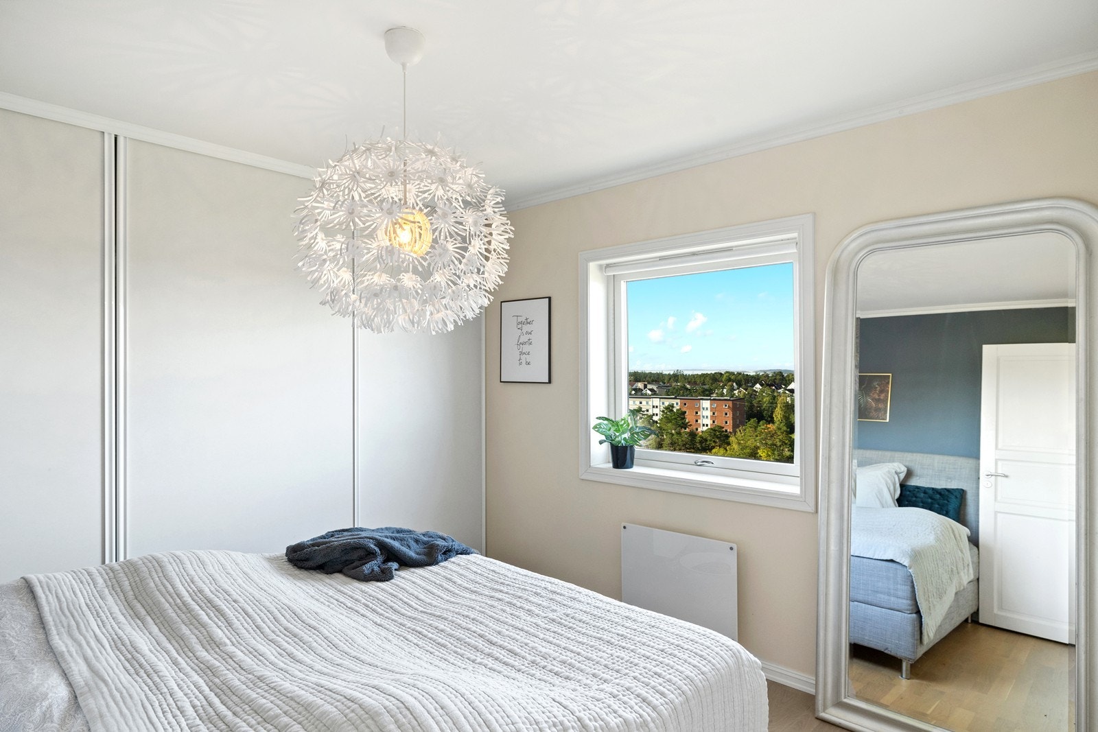 Her er det også en romslig skyvedørsgarderobe Galleribilde