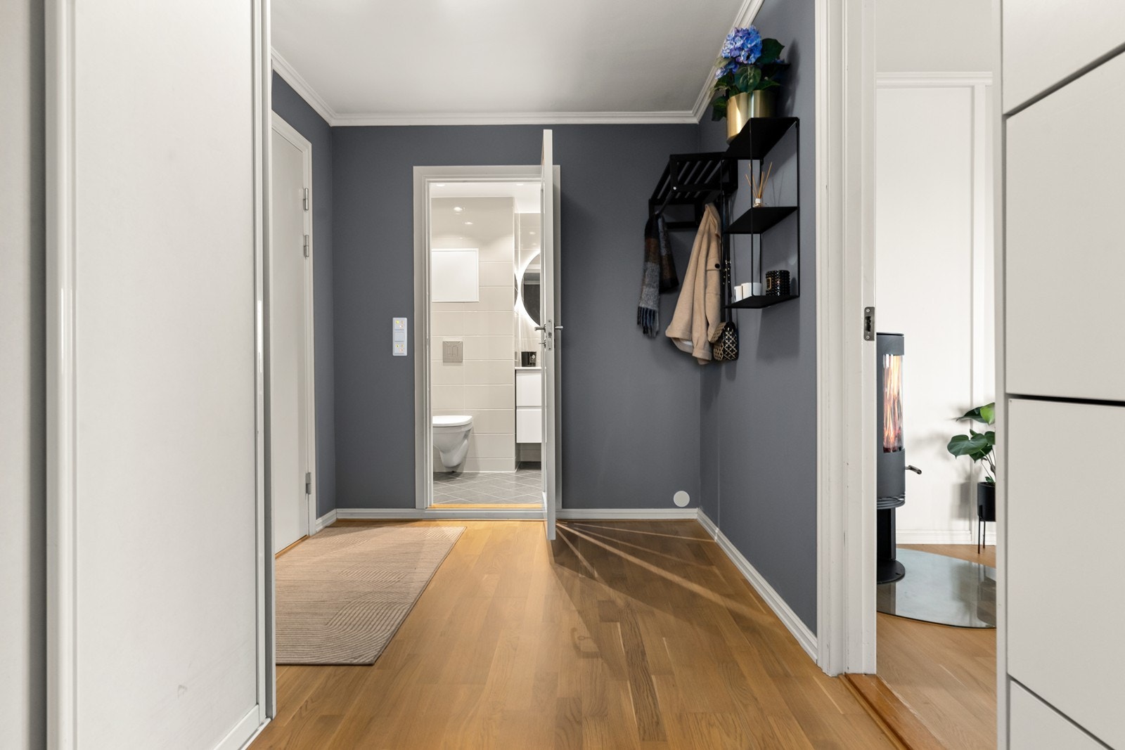 Koselig entré med garderobeskap og god plass til å henge fra seg yttertøy Galleribilde