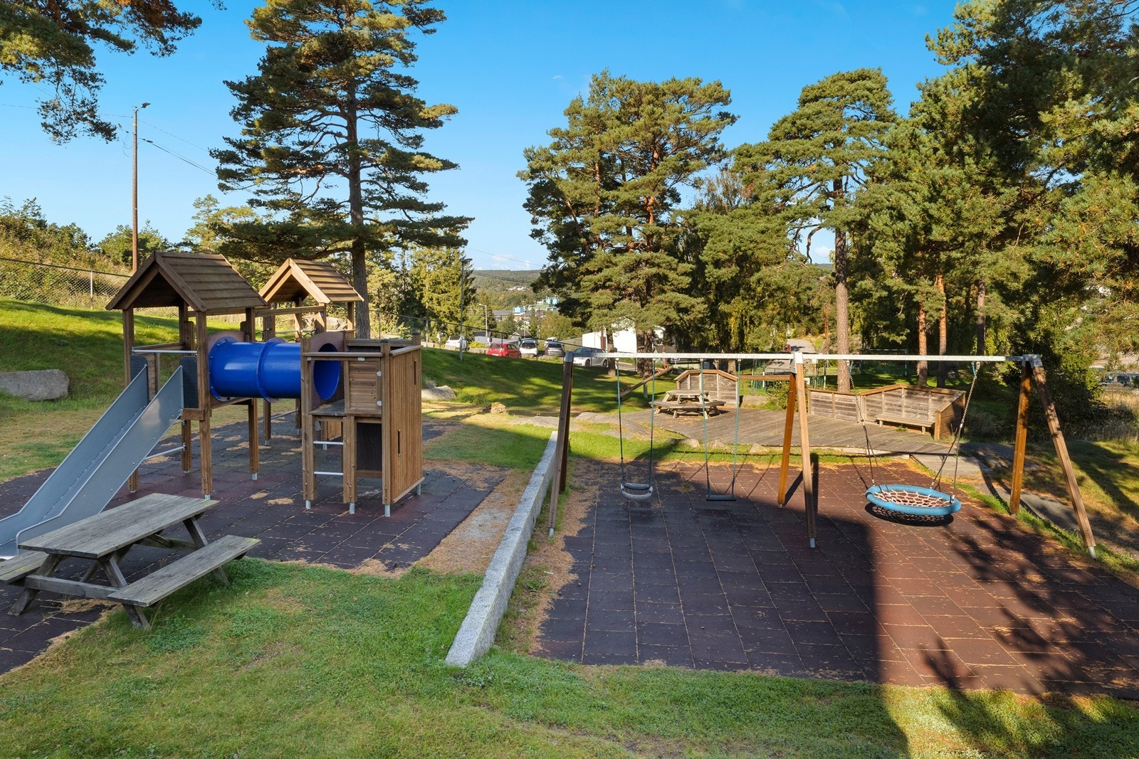 Borettslaget har pent opparbeidede fellesarealer med blant annet en hyggelig lekeplass Galleribilde