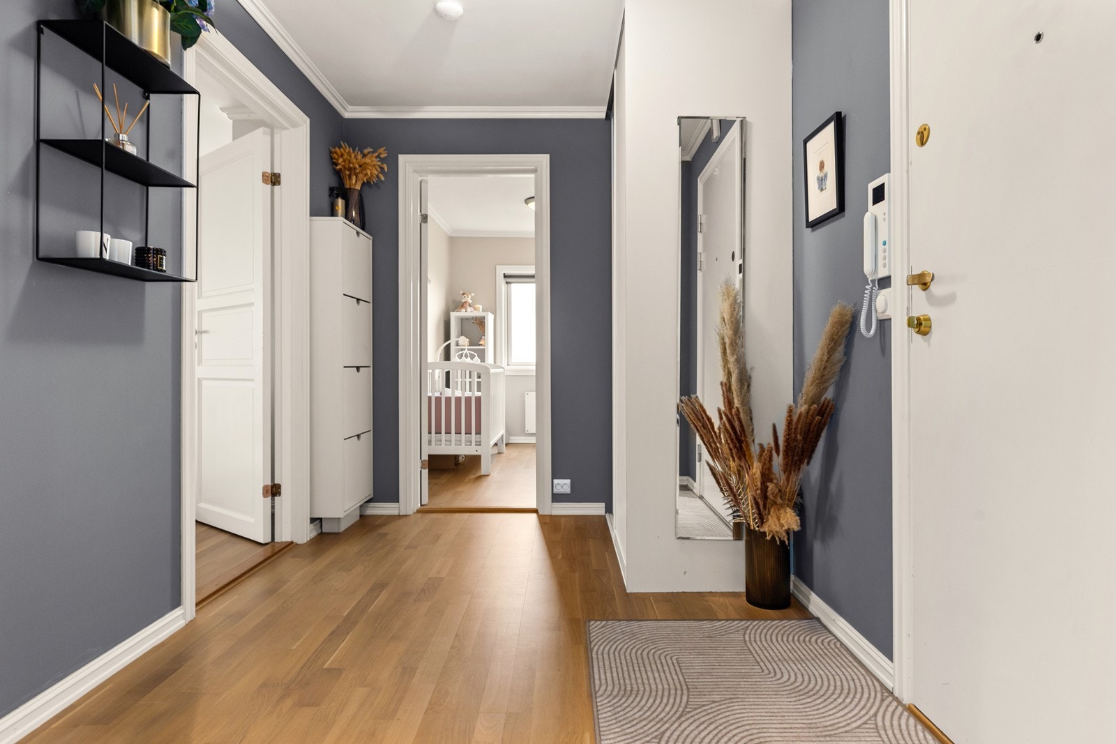 Det er satt inn skyvedørsgarderobe i entré Galleribilde