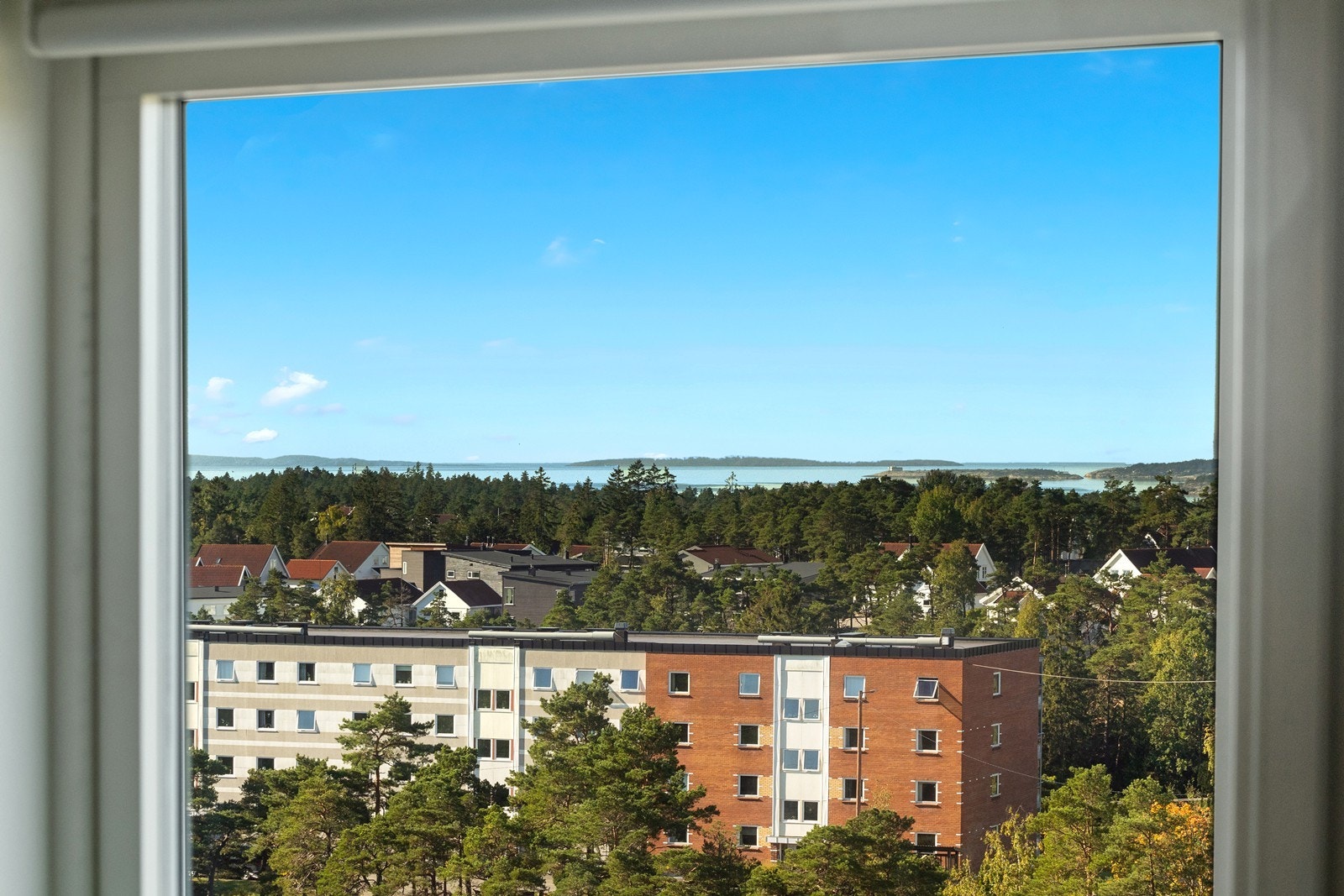 Leiligheten ligger i toppetasjen og har fin utsikt mot ytre Oslofjord Galleribilde