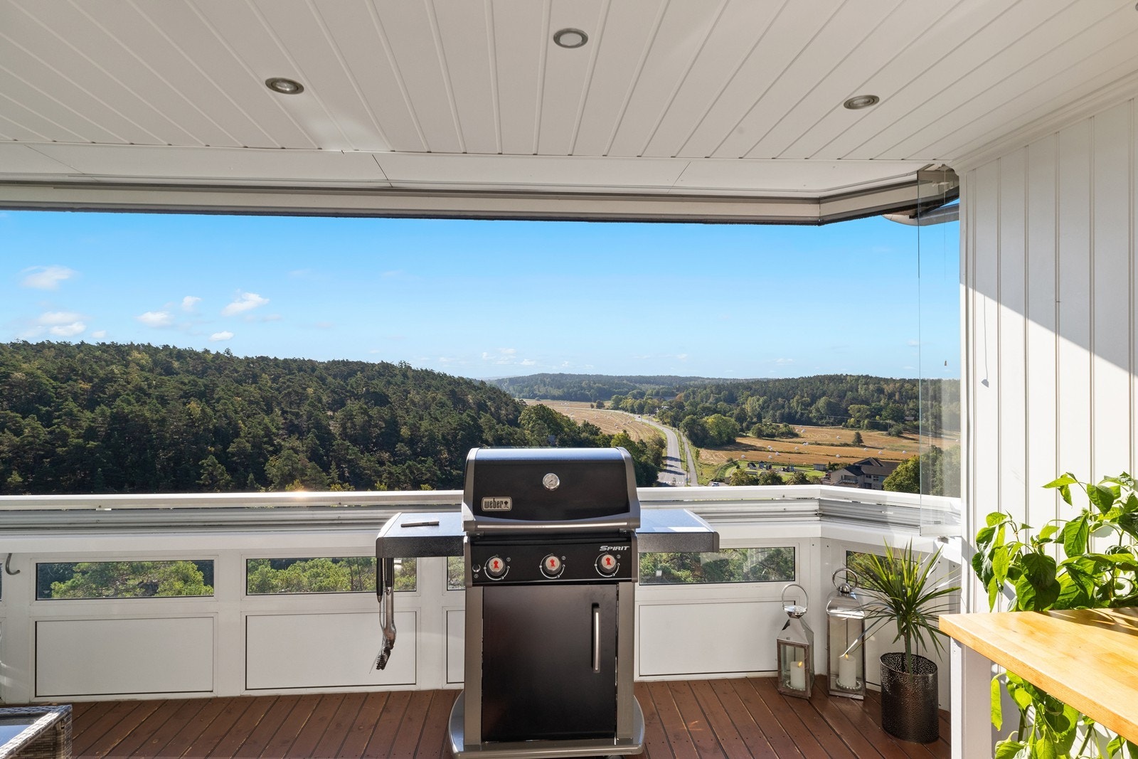 Balkongen har spotter i tak og vinduer som kan åpnes fullt Galleribilde