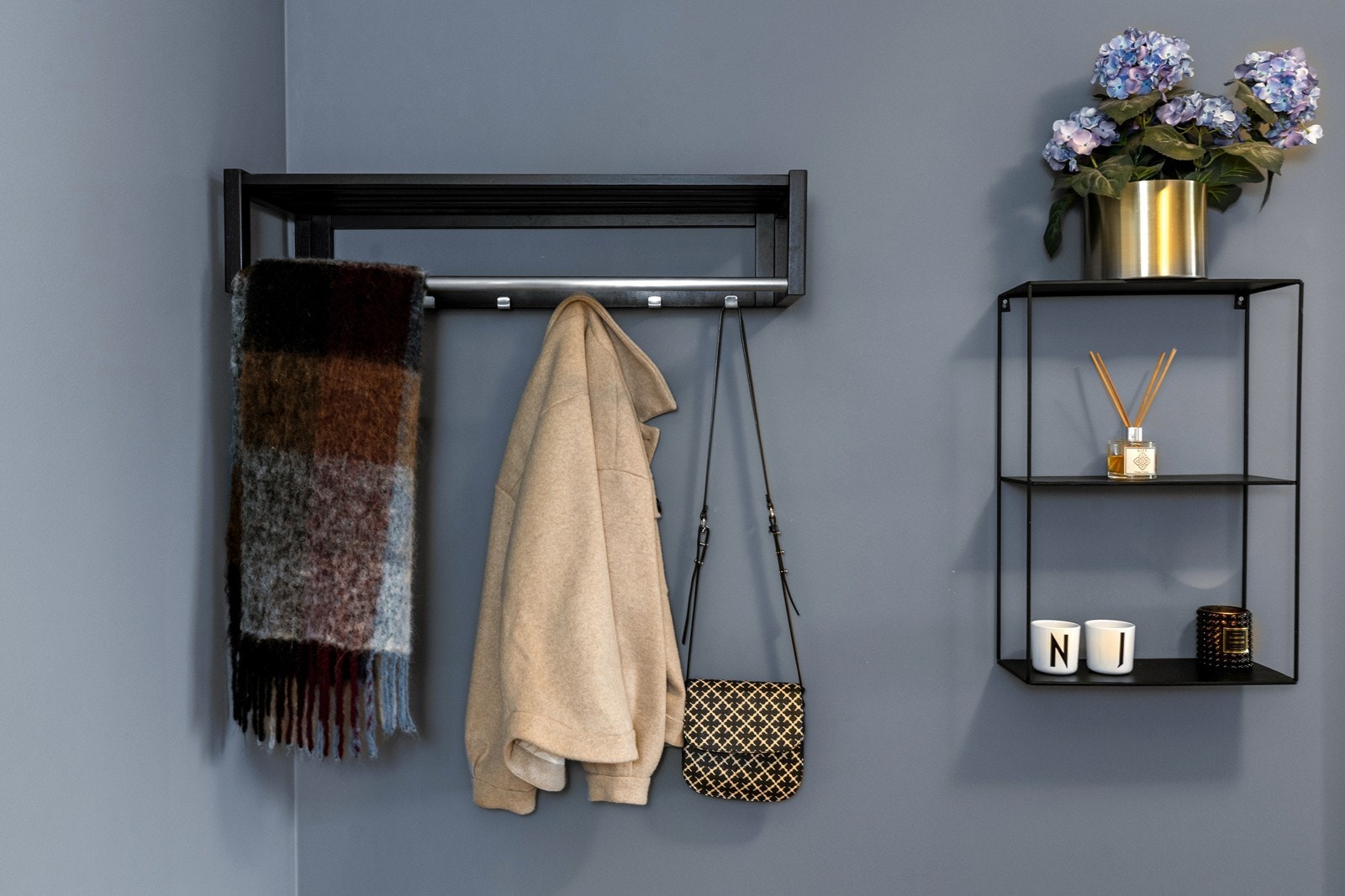 Leiligheten har et gjennomgående lunt og moderne fargevalg Galleribilde