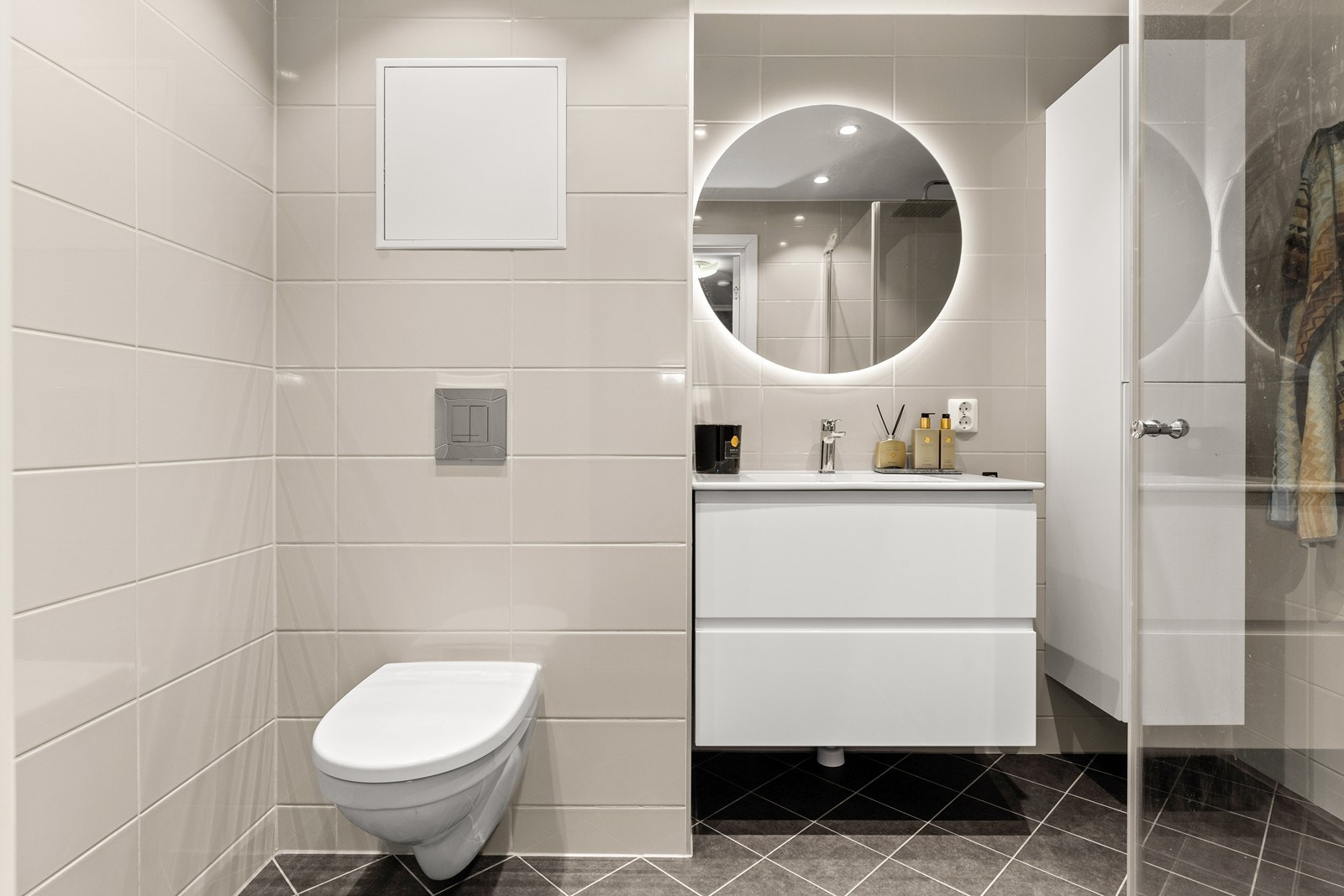 Badet ble totalrenovert i regi av borettslaget i 2019 og har fliser på vegger og gulv Galleribilde