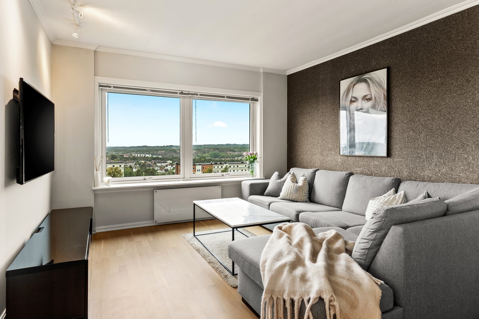 Stuen har gode vindusflater mot både syd og vest som gir rikelig med naturlig lys Galleribilde