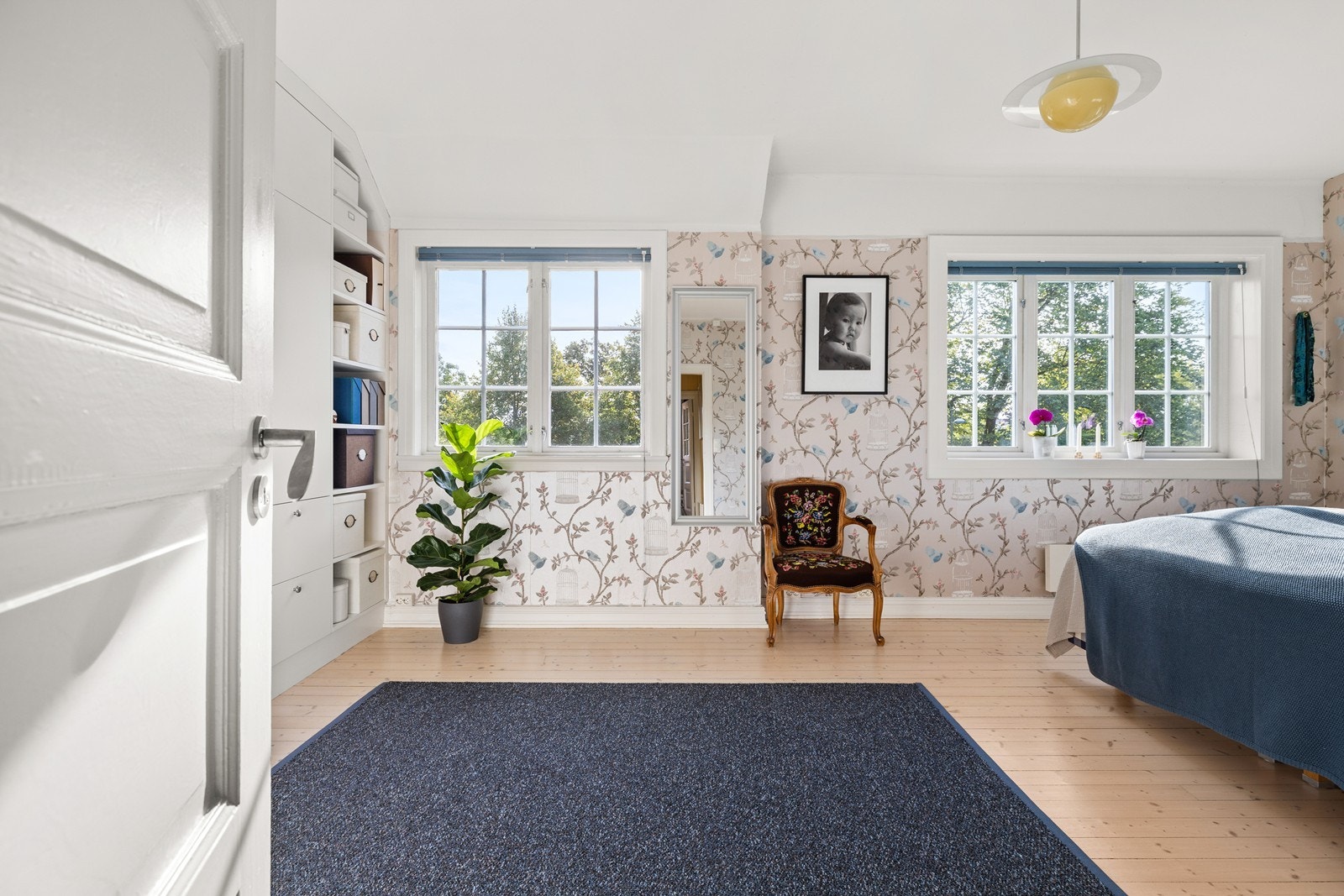 Hovedsoverommet er av betydelig størrelse og åpner opp muligheten for å dele det opp i to litt mindre soverom Galleribilde