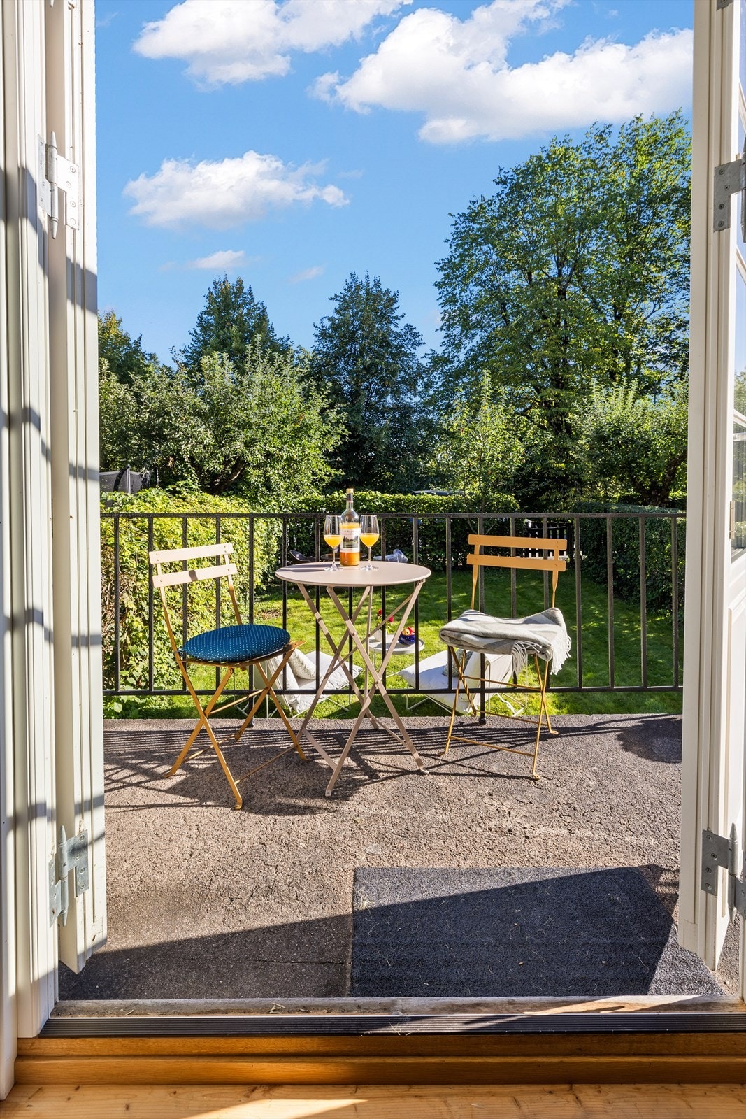 Stuen har doble dører ut til terrassen og hagen Galleribilde