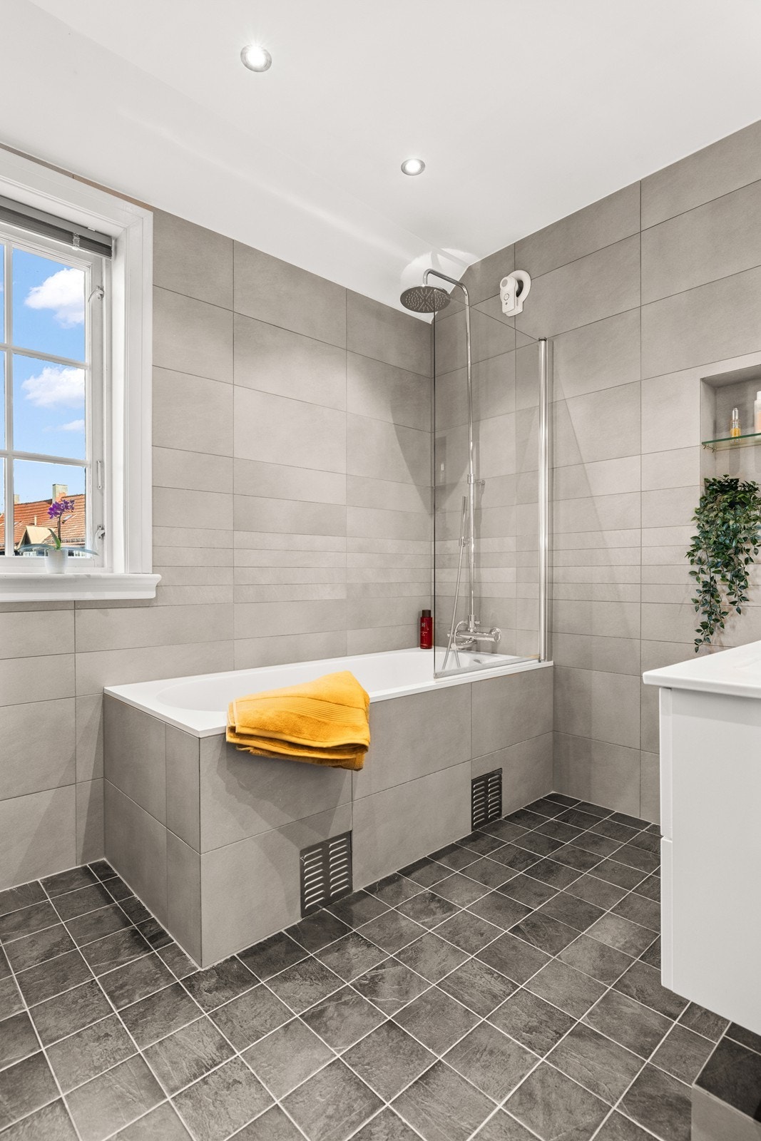 Meget stilfult bad pusset opp i 2013. Flislagt med varmekabler, dusj i badekar, dobbel servant og veggfestet toalett Galleribilde