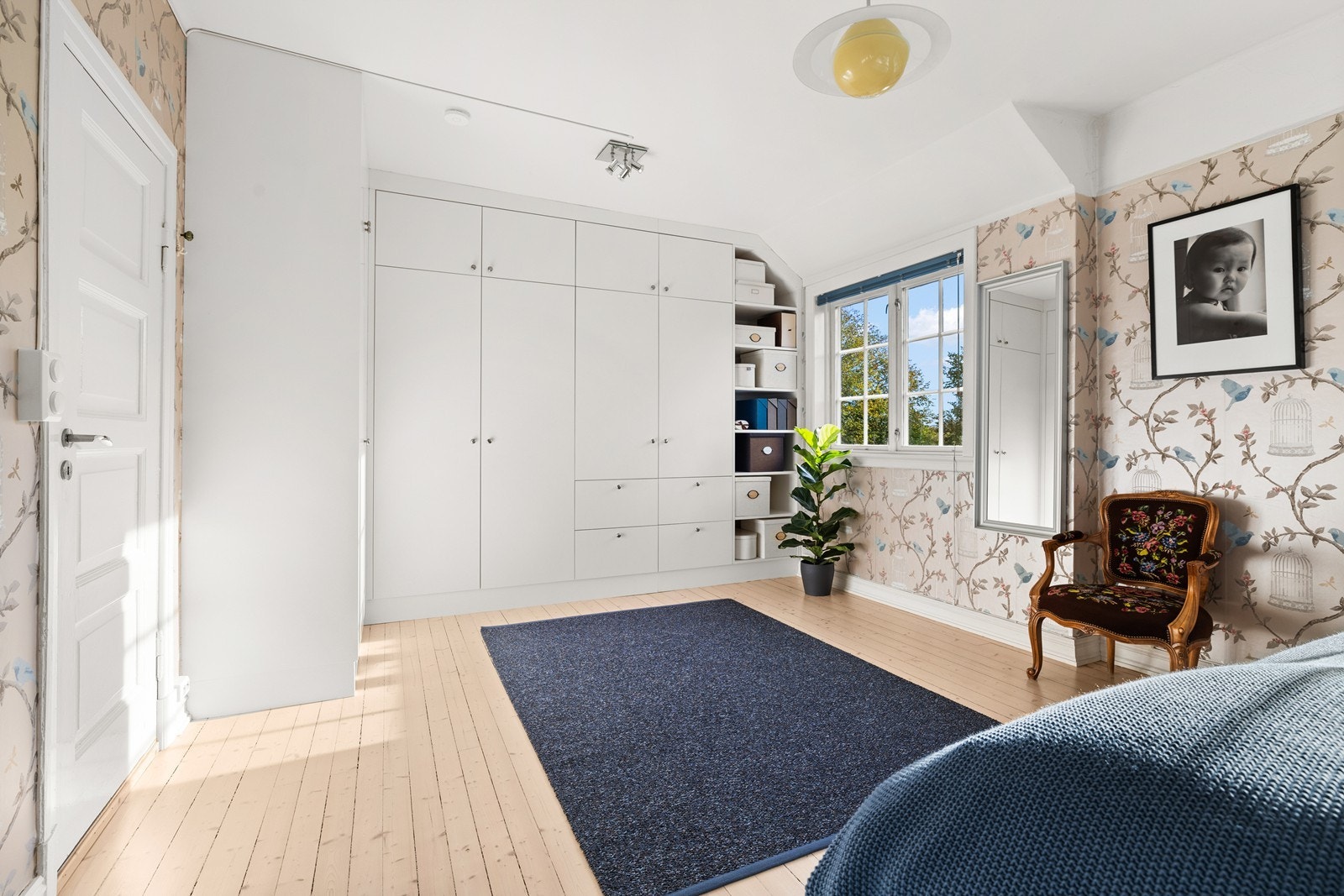 Her er det snekkerbygde løsninger som gir rikelig med skapplass Galleribilde