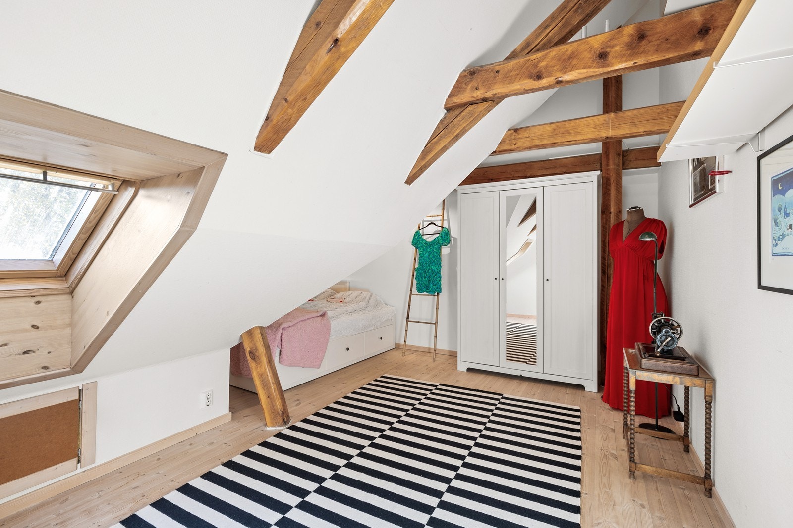 Flott og lyst soverom med skap og god plass til dobbeltseng Galleribilde