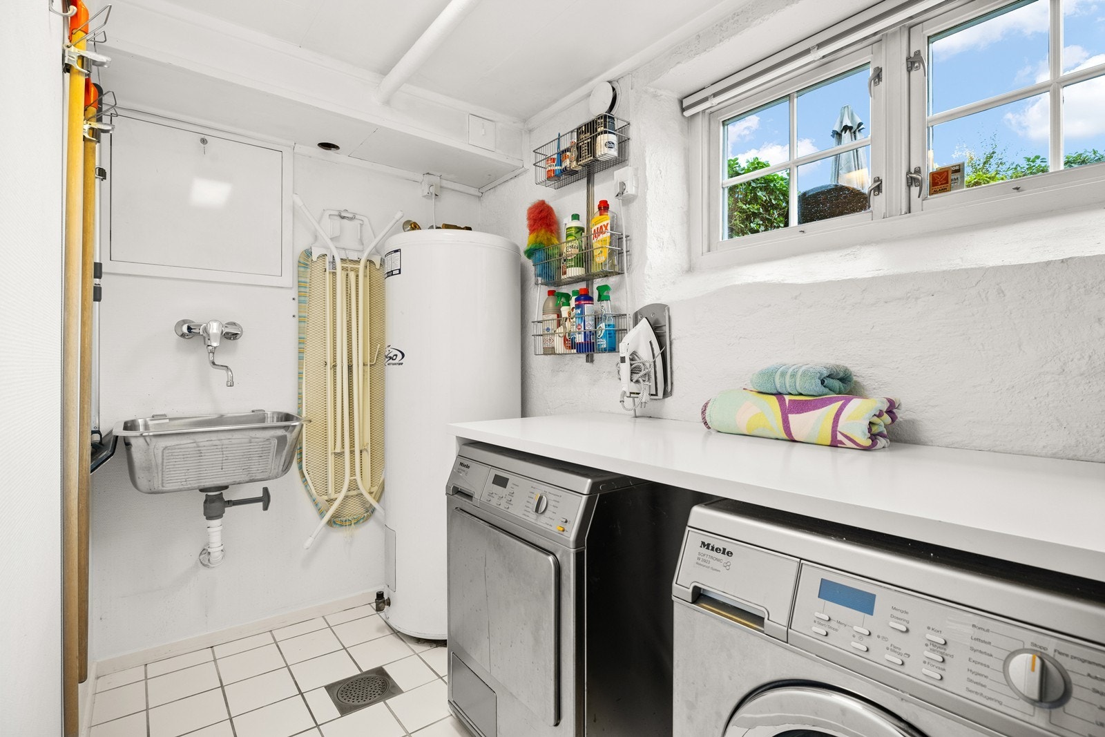 Vaskerommet har praktisk benkeplate, oppvaskkum samt opplegg for vaskemaskin og tørketrommel Galleribilde