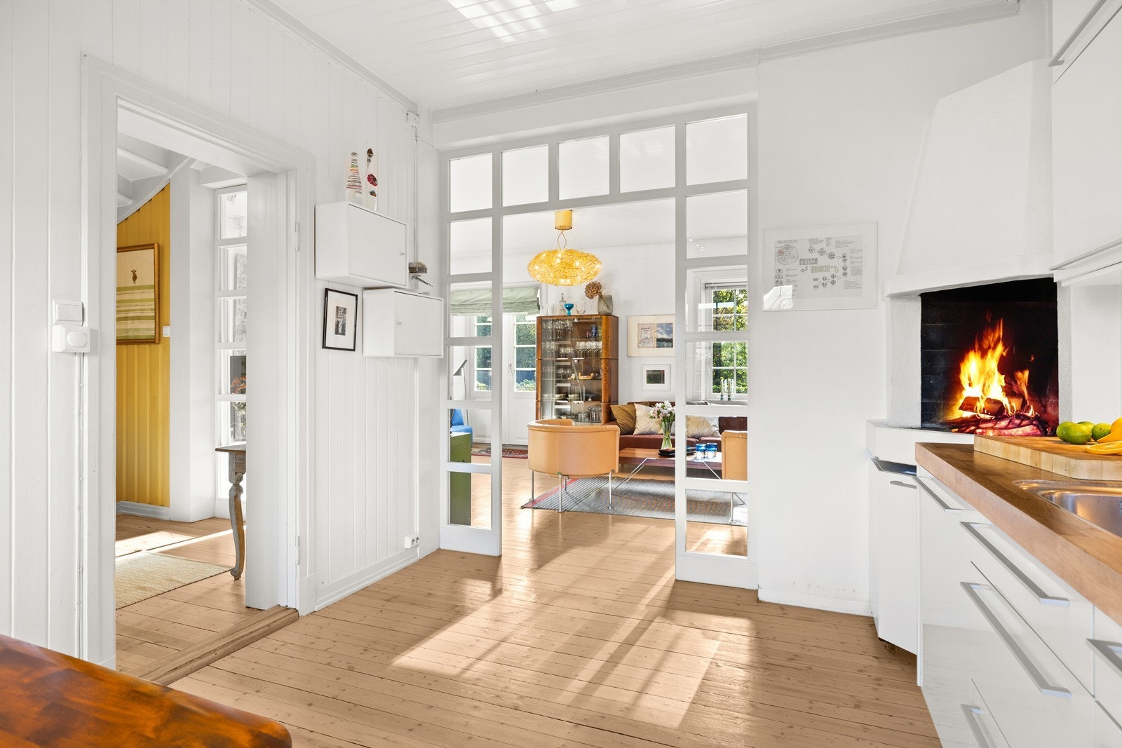 Fra stuen er det delvis åpen løsning til kjøkken Galleribilde