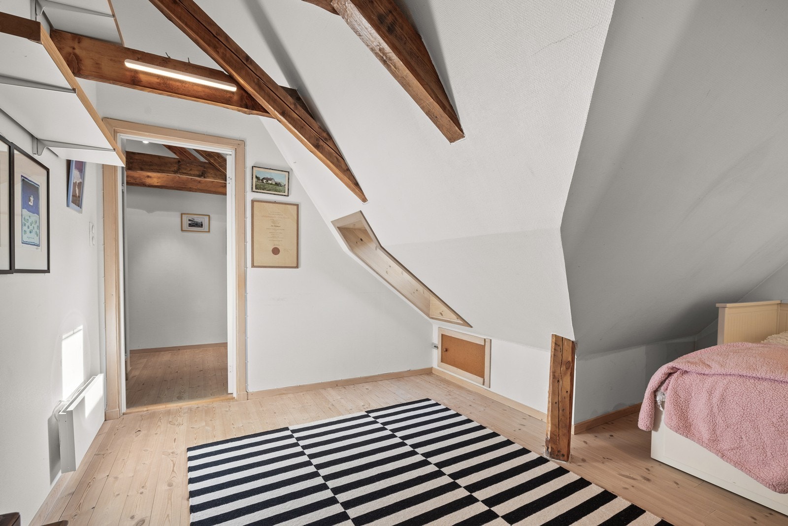 Begge soverom på loftet er godkjent og det foreligger ferdigattest etter utbygging av både loft og kjeller Galleribilde