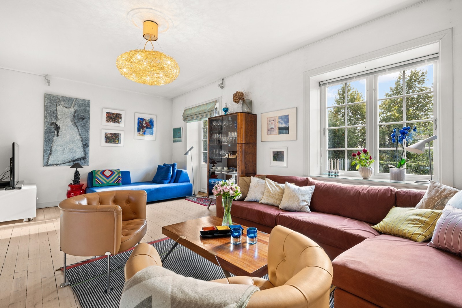 Store vinduer gir mye lysinnslipp som skaper god romfølelse Galleribilde