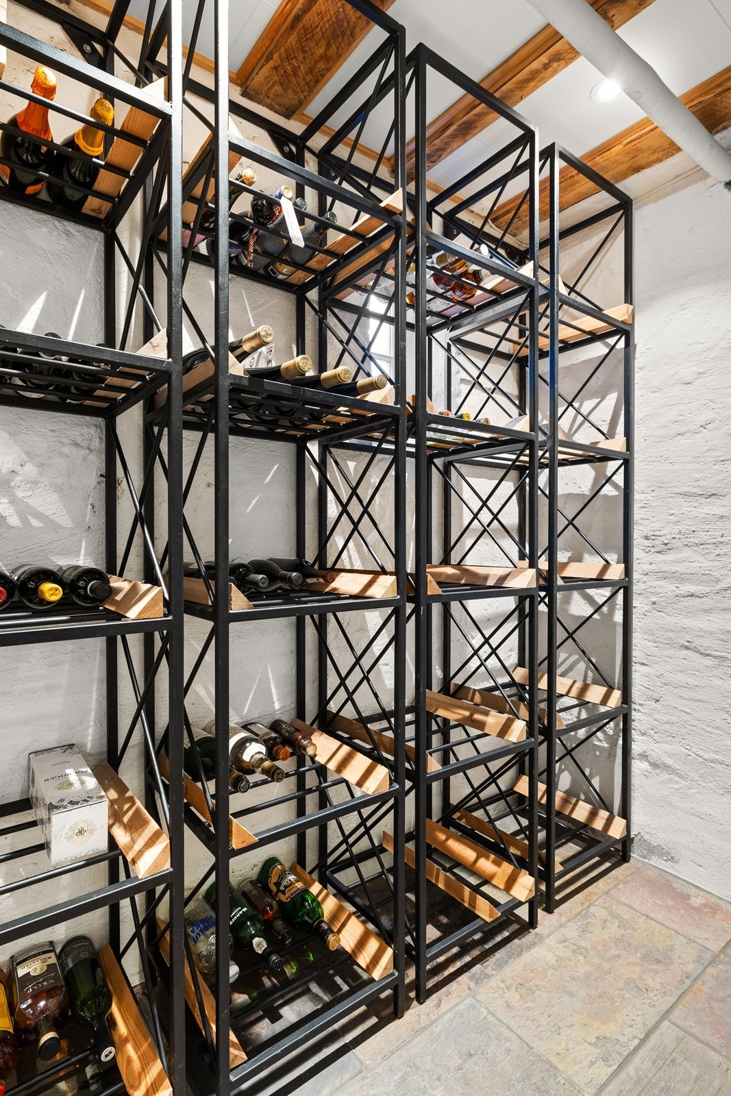 Kjølerommet fungerer perfekt som "vinkjeller". Her er spesiallagde hyller i metall for oppbevaring av flasker. Galleribilde