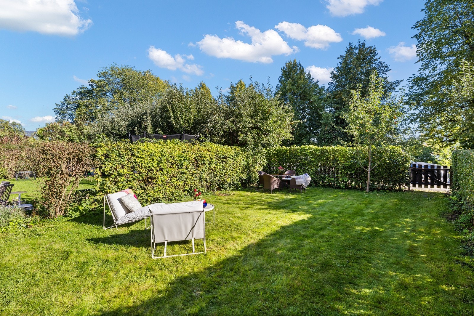 Også meget lett å bare kunne sende barna ut for å leke når man har en hage som dette! Galleribilde