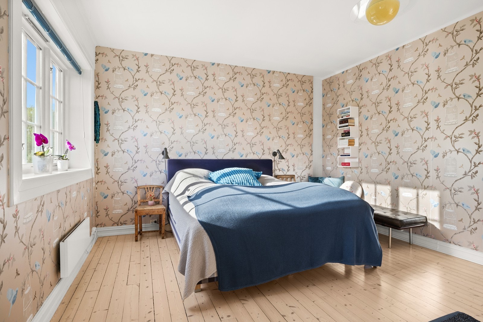 God plass til dobbeltseng og nattbord på hver side hvis ønskelig Galleribilde