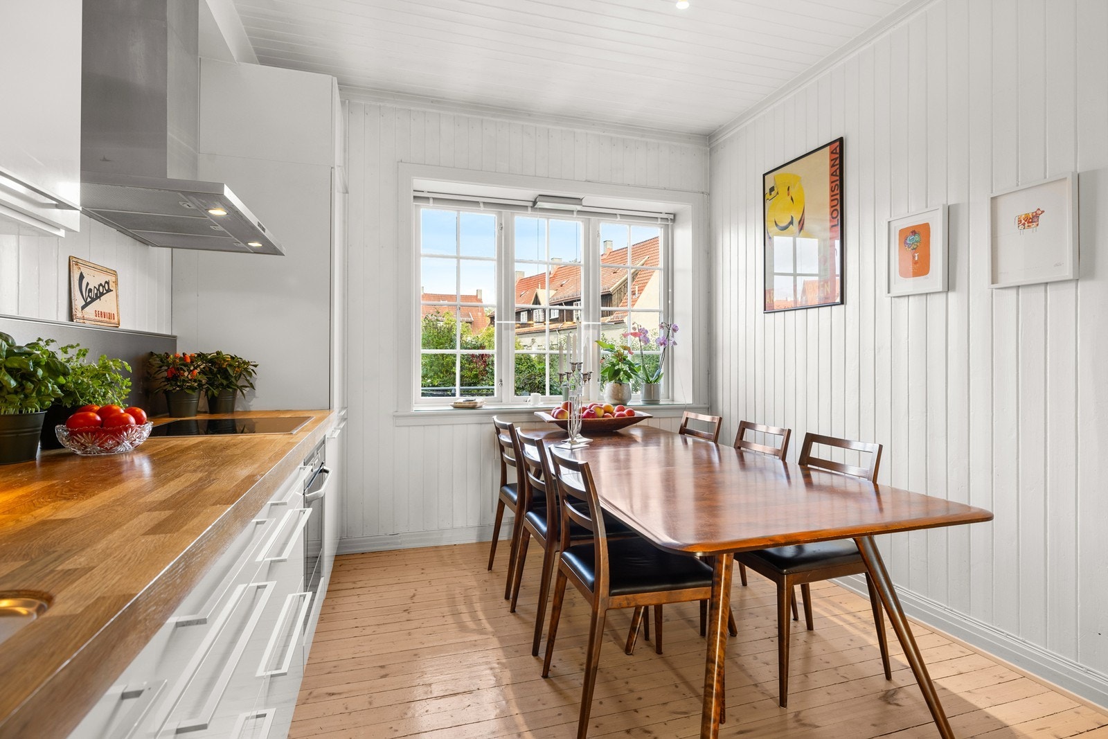 Her er det rikelig med benkeplass og plass til stort kjøkkenbord Galleribilde