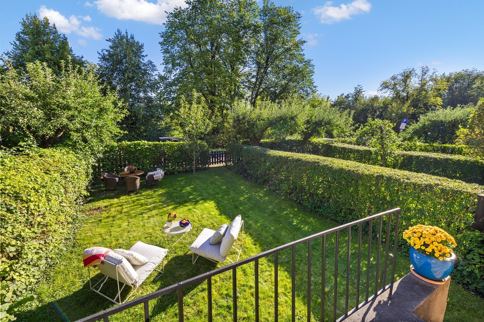 Meget stor og fin hage med god plass til diverse møblement Galleribilde