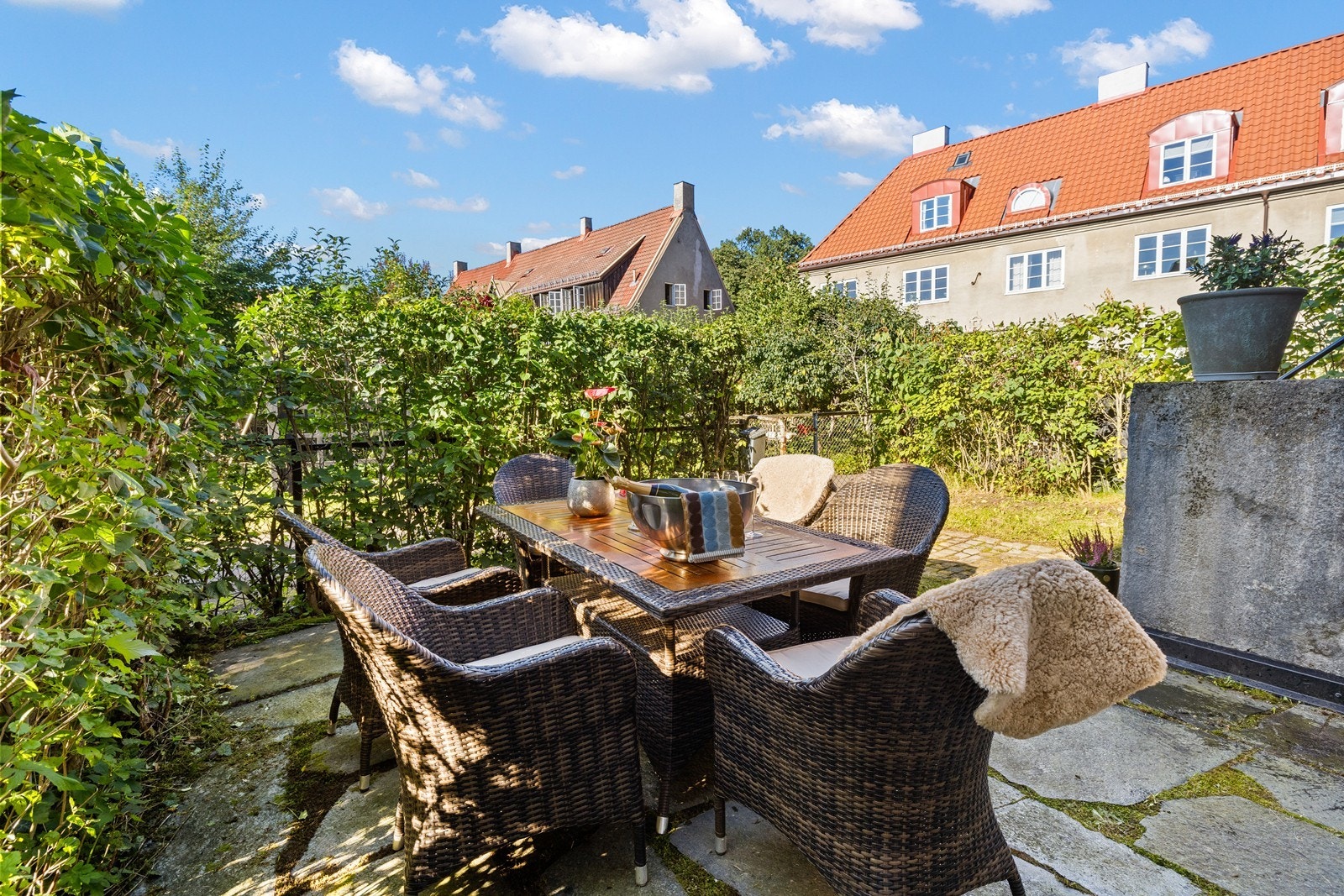 Meget trivelig å sitte her ute i sommervarmen å nyte et godt måltid i stille og rolige omgivelser Galleribilde