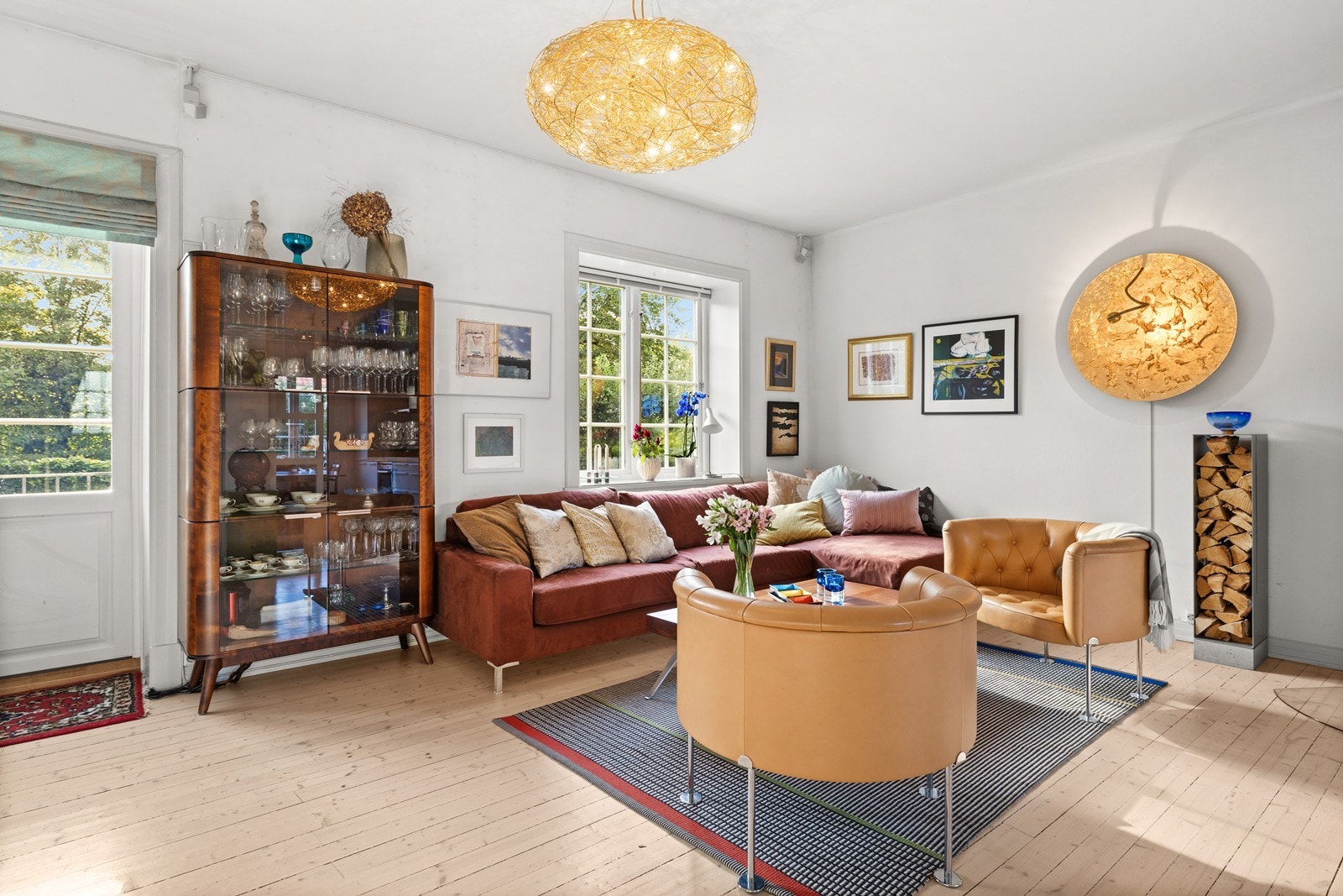 Rikelig med plass sofagruppe og annet møblement Galleribilde