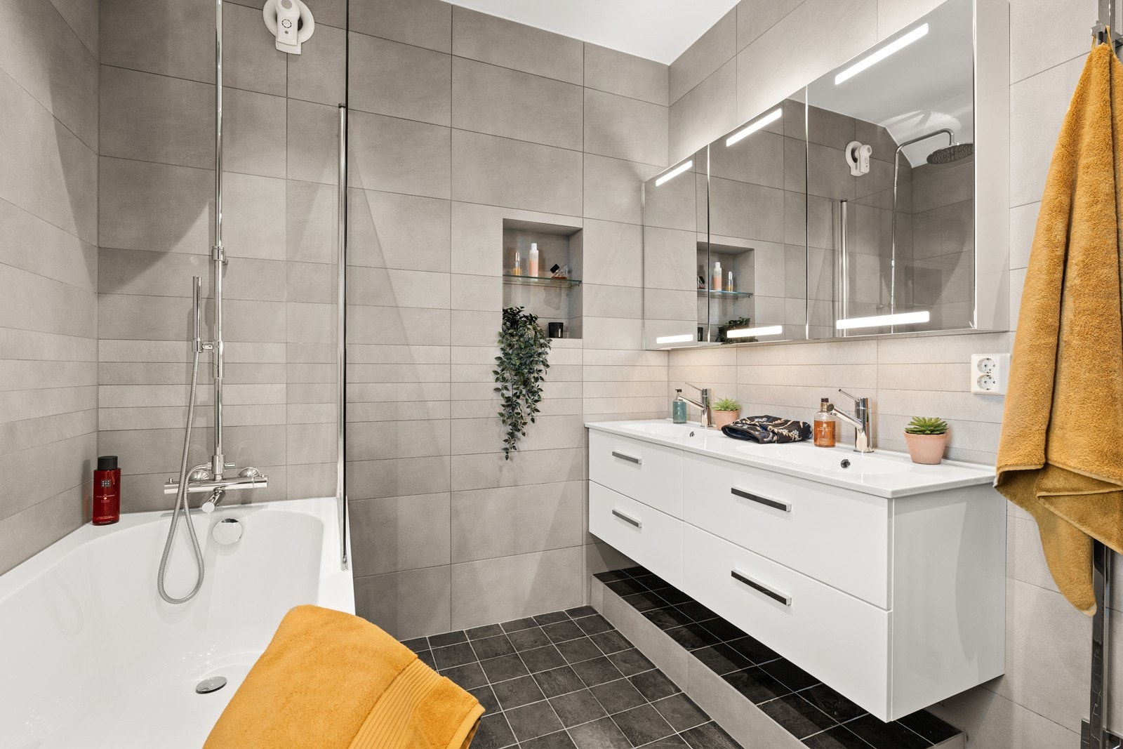 Meget stilfult med dobbel servant, store fine speil og nisje i veggen for lagring av diverse Galleribilde