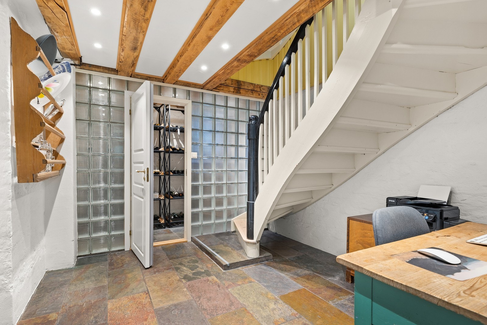 Her ser vi trapp ned til kjeller samt kjølerommet rett frem Galleribilde