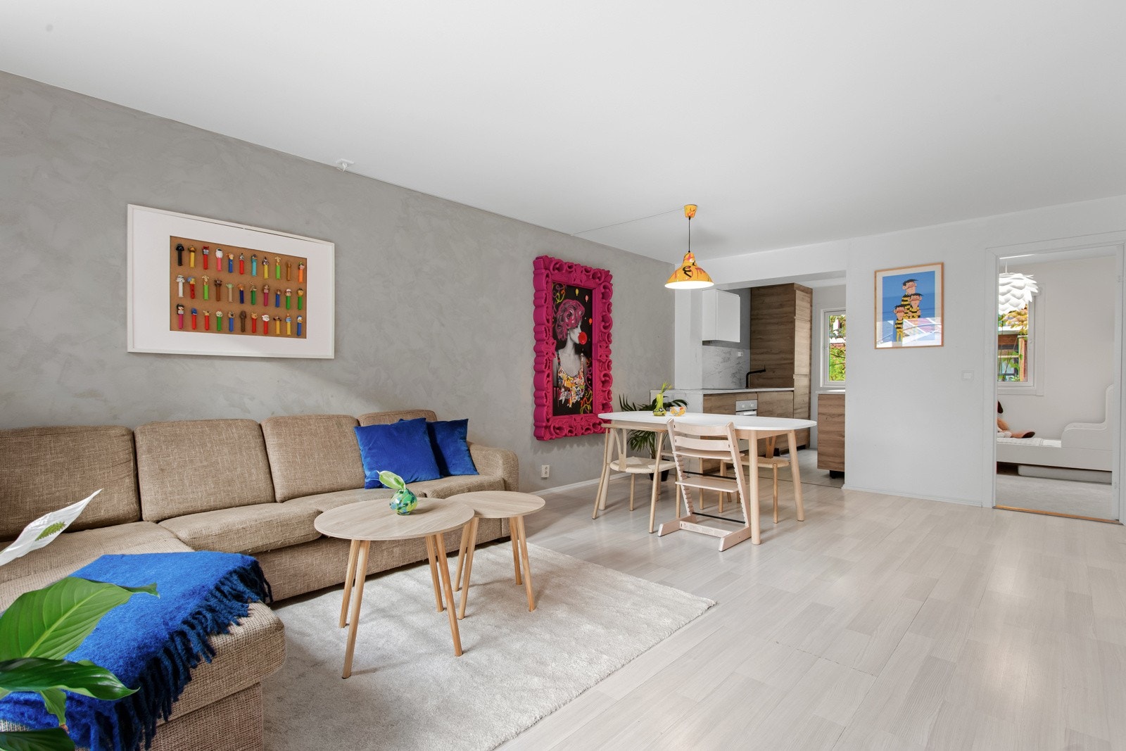 Du har god plass til både sofagruppe, spisebord og TV med tilhørende møblement. Galleribilde