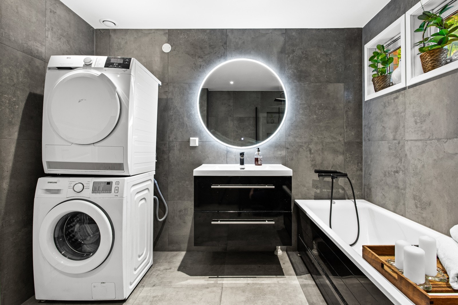 Rålekkert baderom fra 2021 med badekar, varmekabler og dusjhjørne med regnfallsdusj. Galleribilde